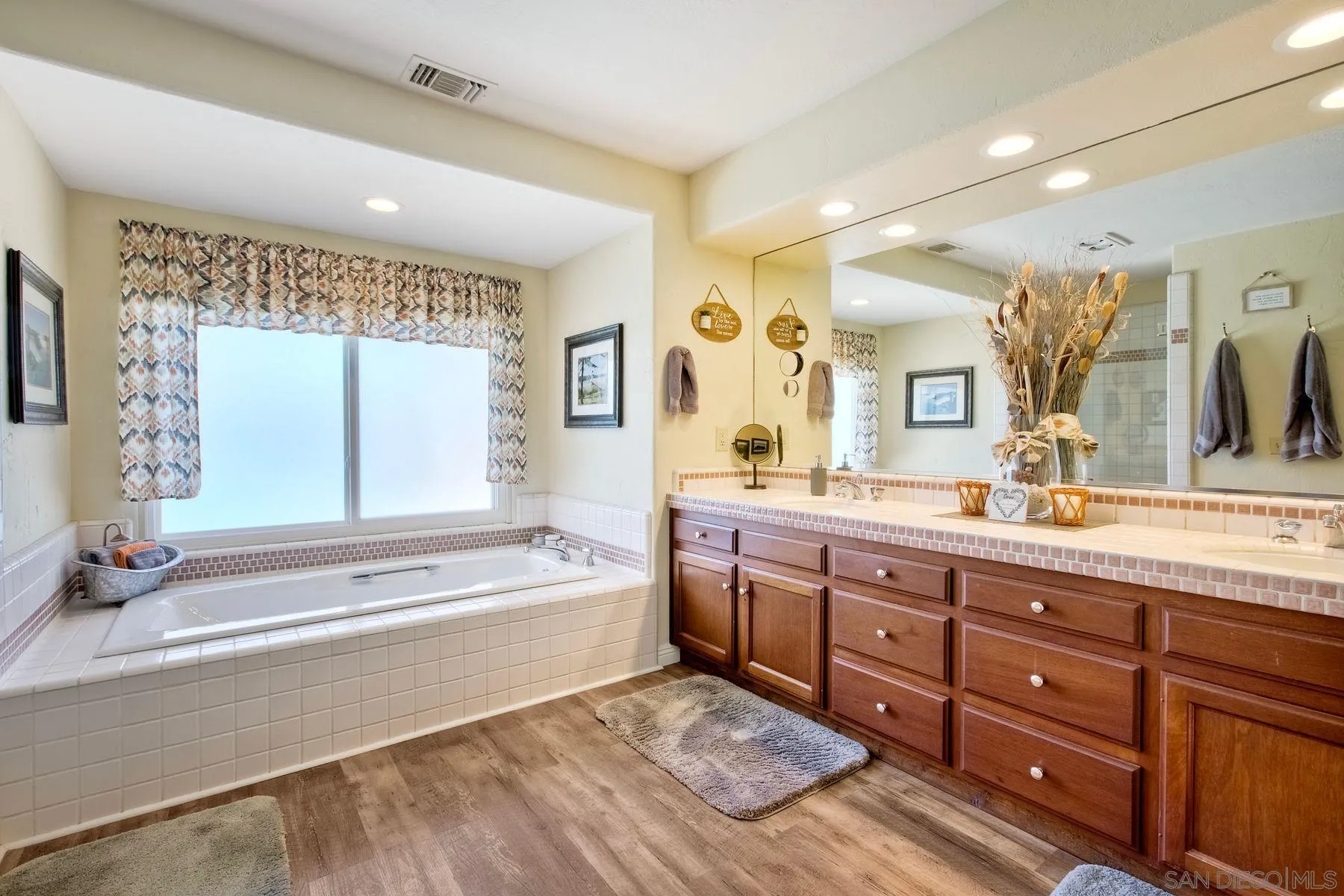 https://cdn.realtyfeed.com/cdn/127/250035957/6ab2ccf512d2b638328bbf1cef8db180.webp
