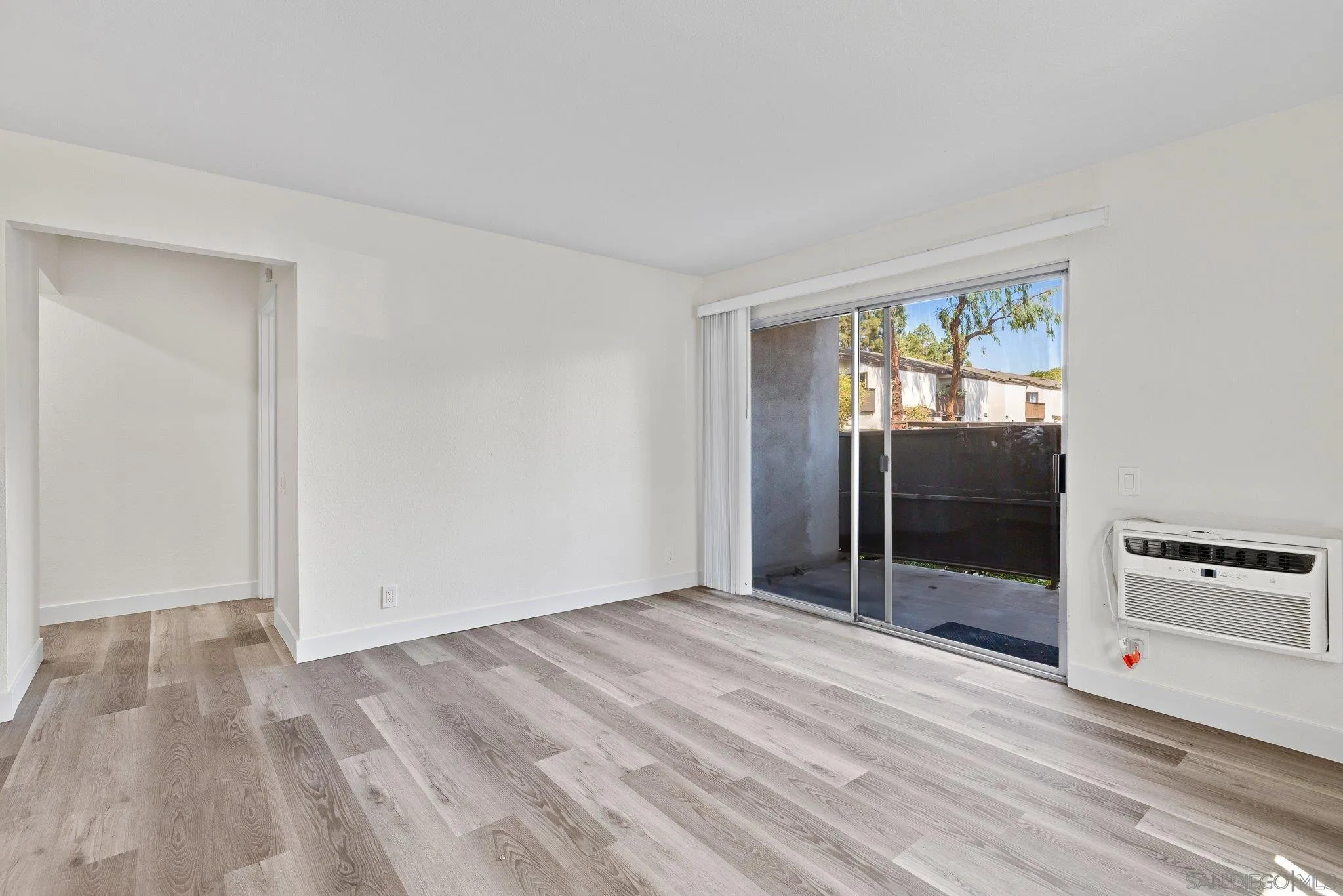 Photo #2: 250035976 Listing 