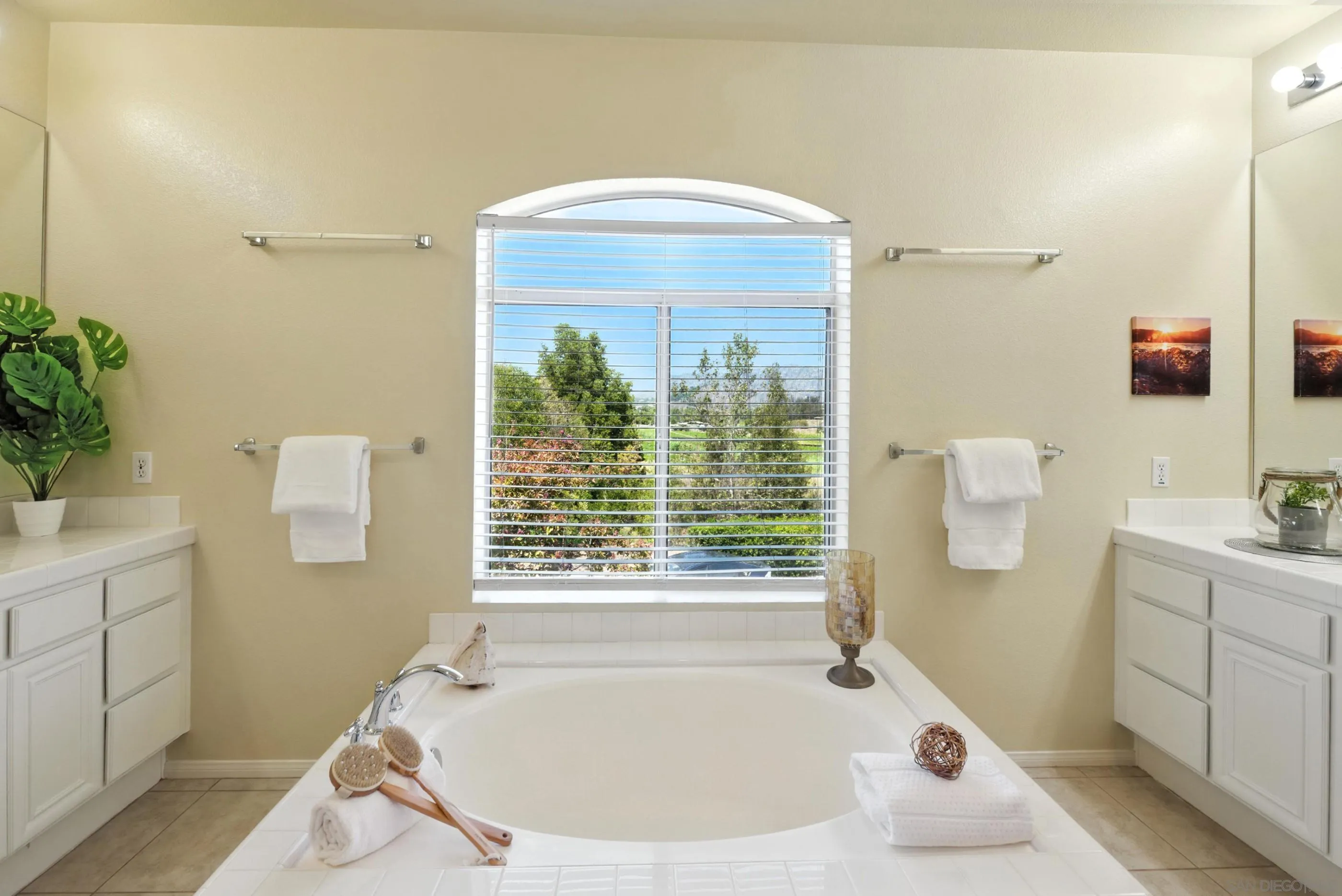 https://cdn.realtyfeed.com/cdn/127/250035983/13ba8a562ed822409c8a3dd207f454df.webp