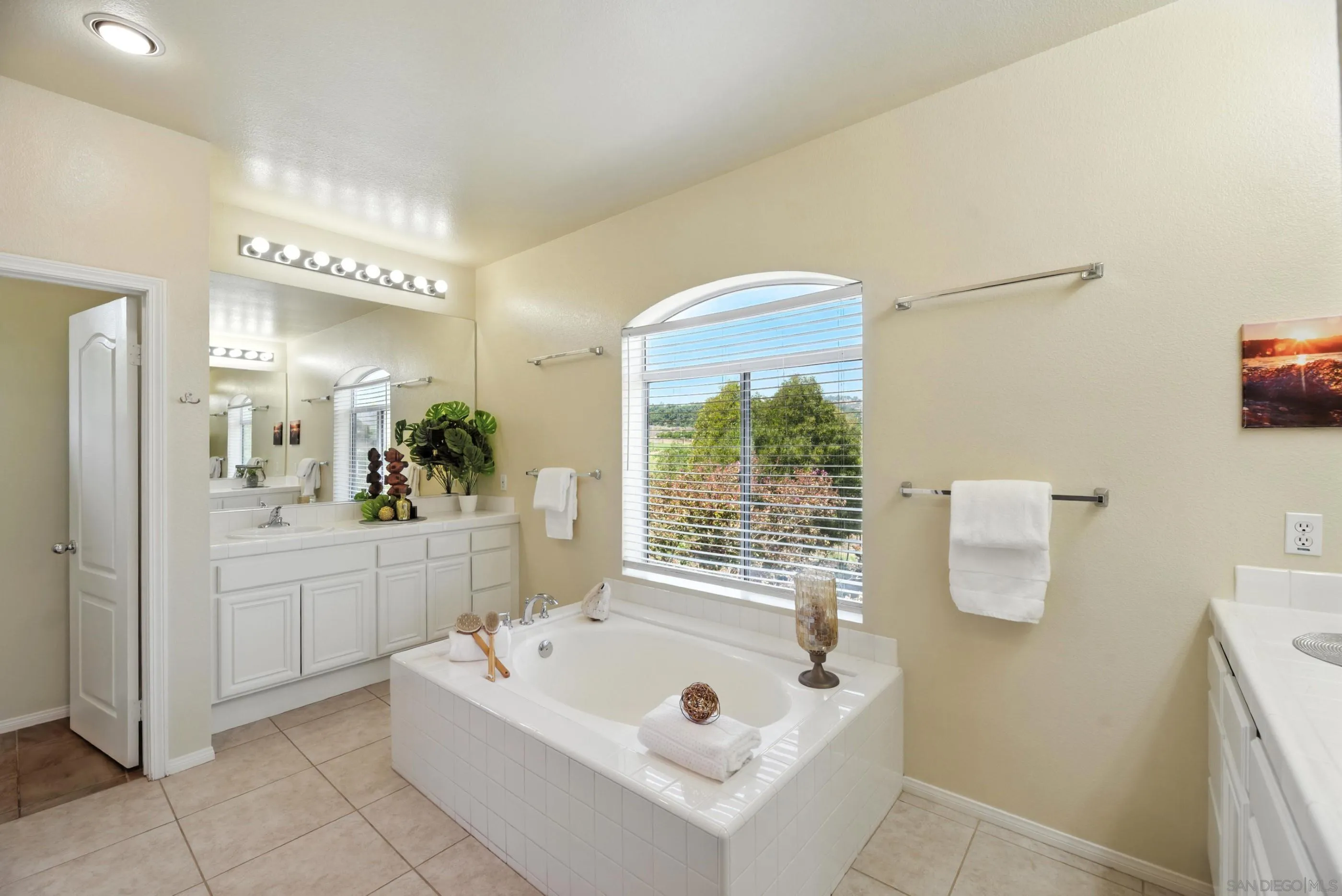 https://cdn.realtyfeed.com/cdn/127/250035983/288fecaefa71350c597fd75ca1813831.webp