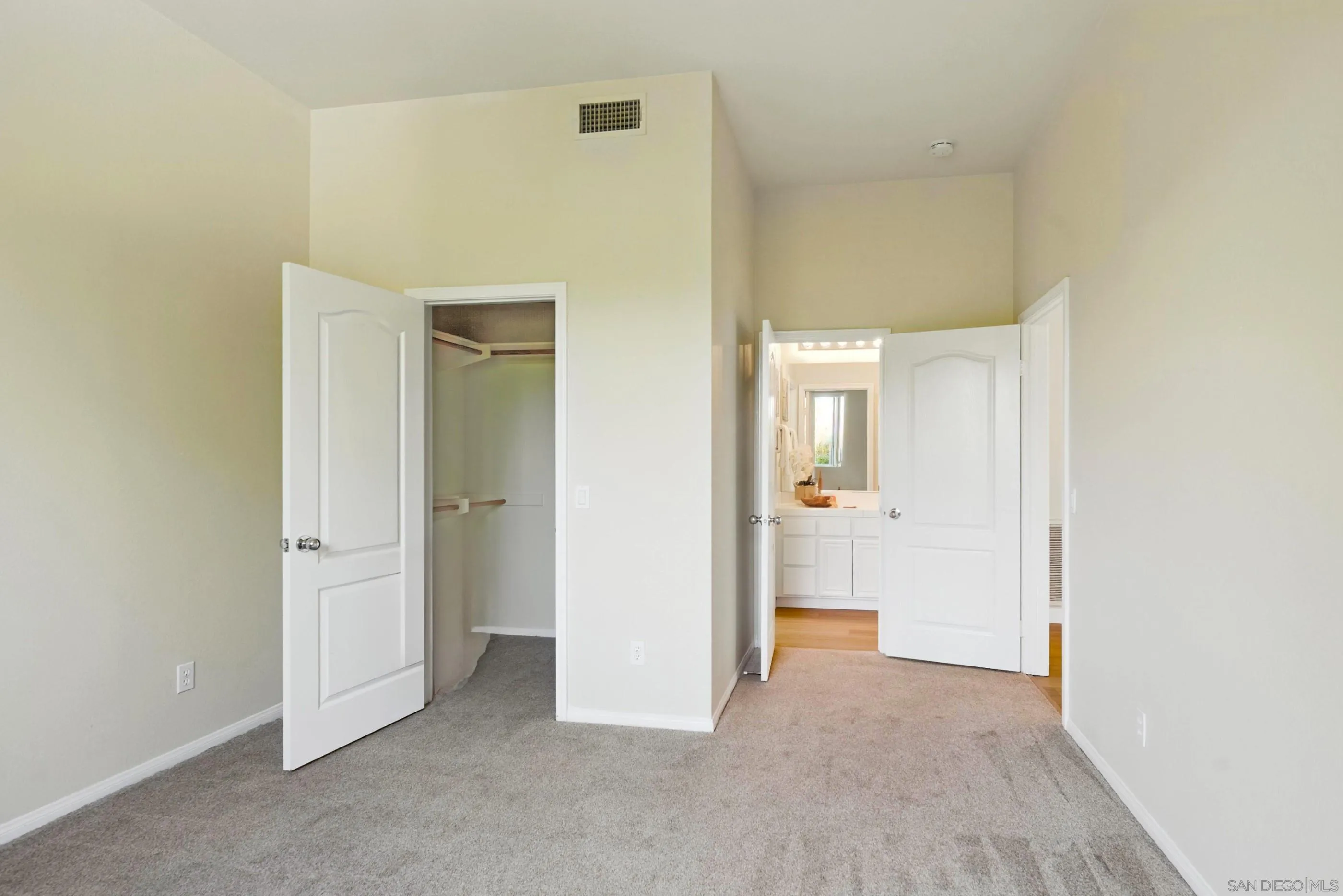 https://cdn.realtyfeed.com/cdn/127/250035983/5f571cb11817da1ac22d9fc32332a087.webp