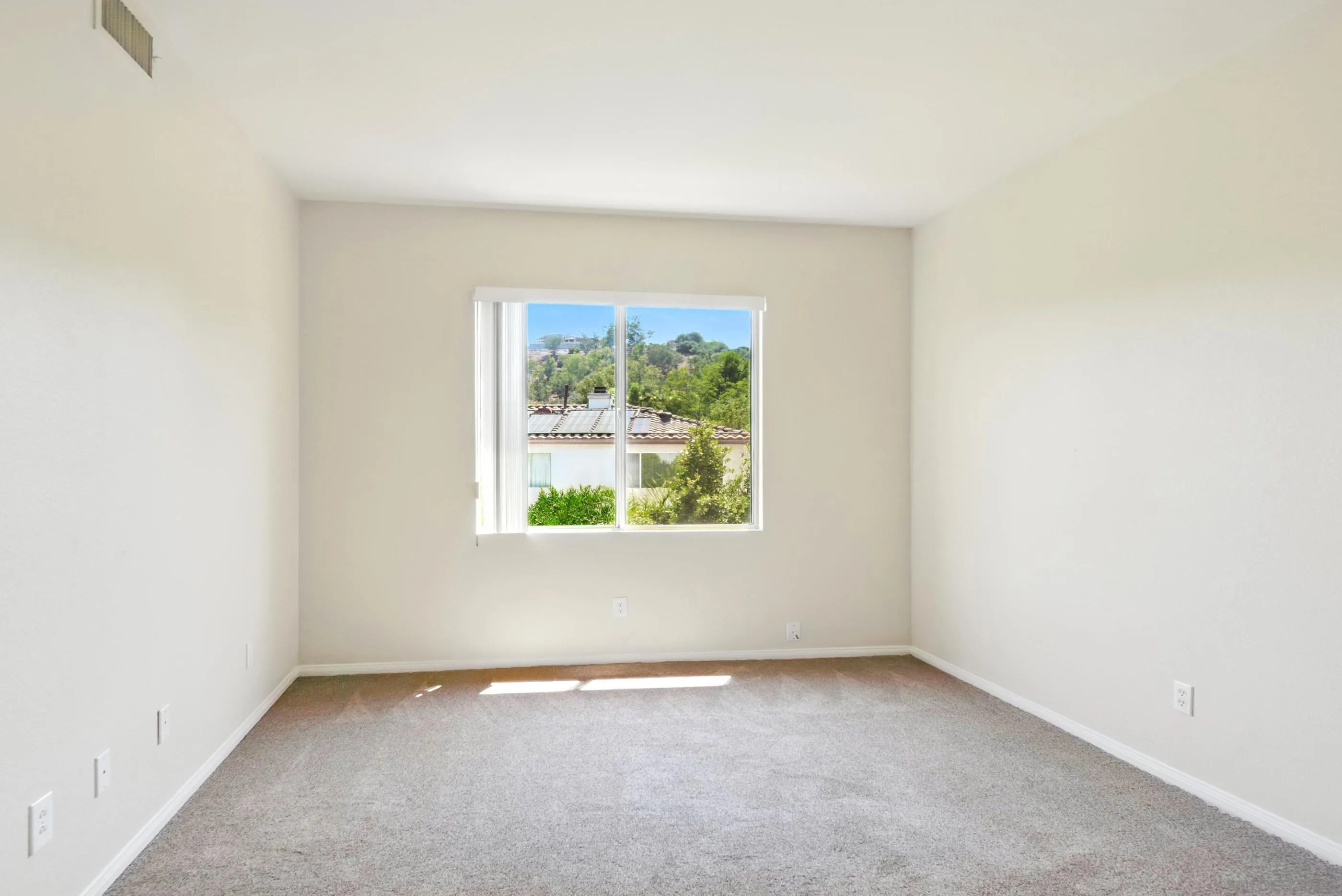 https://cdn.realtyfeed.com/cdn/127/250035983/5f9c763b76e8e745396bb8382f474217.webp