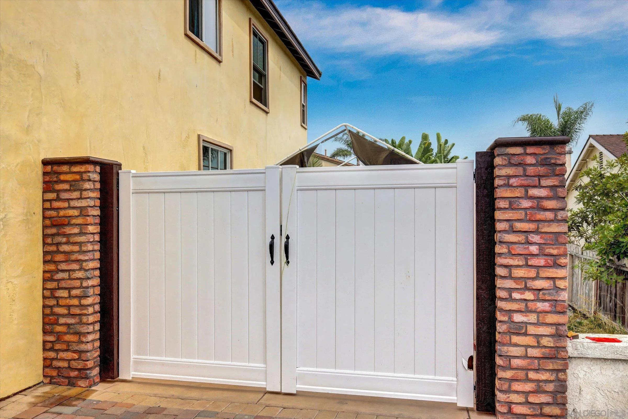 https://cdn.realtyfeed.com/cdn/127/250035998/89e694f9d3f6c4c4a6a3d9271dd6b8c6.webp