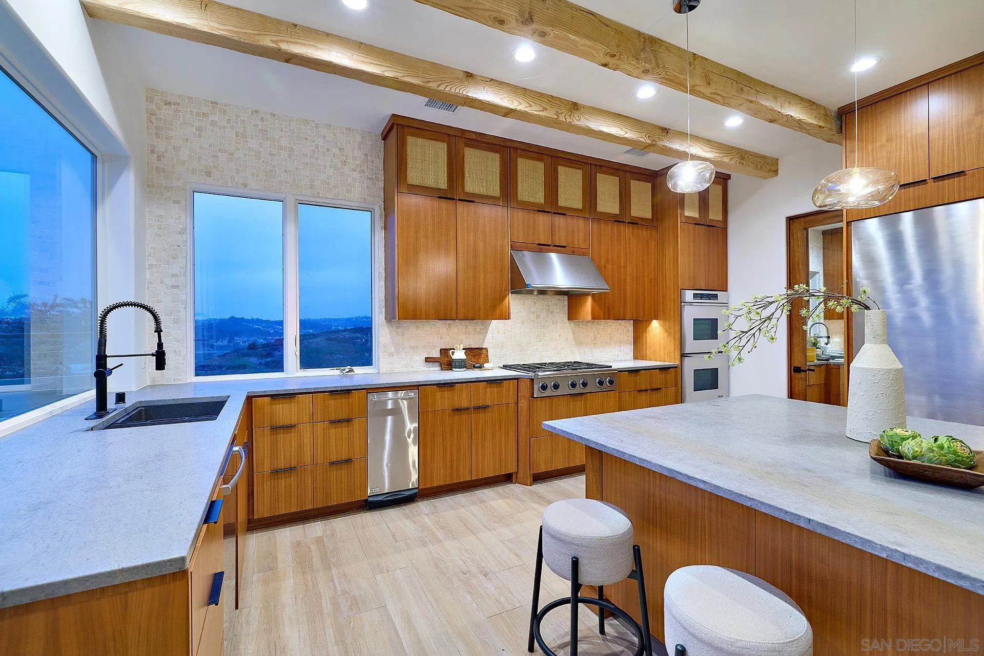 https://cdn.realtyfeed.com/cdn/127/250036008/352035bf3ce20d81c7921f4b5890fb53.webp
