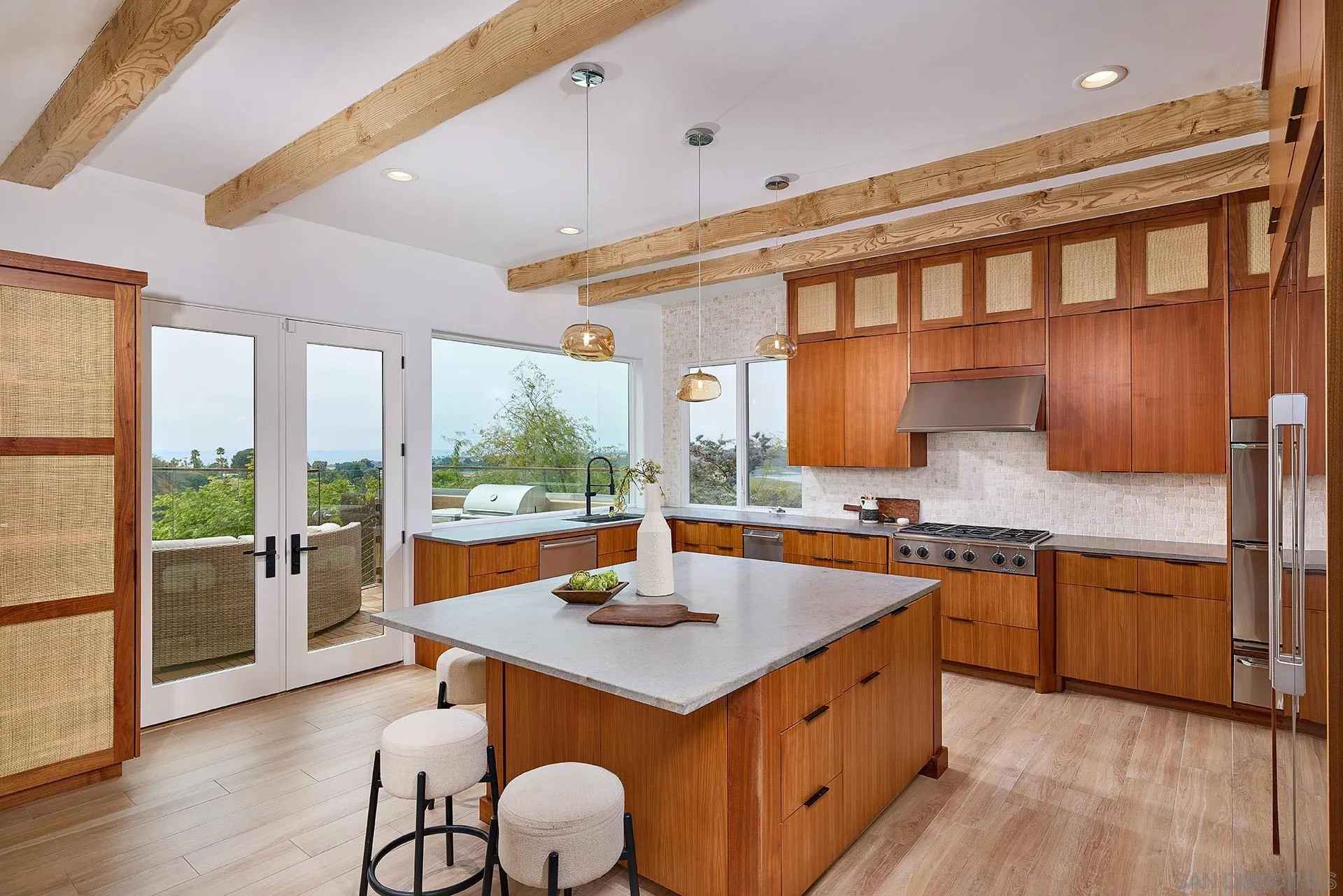 https://cdn.realtyfeed.com/cdn/127/250036008/39bd2d72d5587a116fbdc875ab2aa061.webp