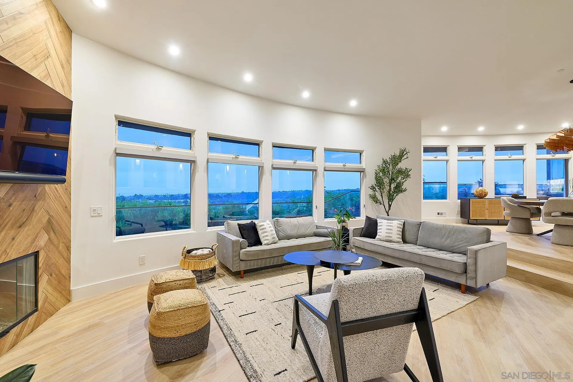https://cdn.realtyfeed.com/cdn/127/250036008/58d486eb918860f7ea2598dfd16bce56.webp