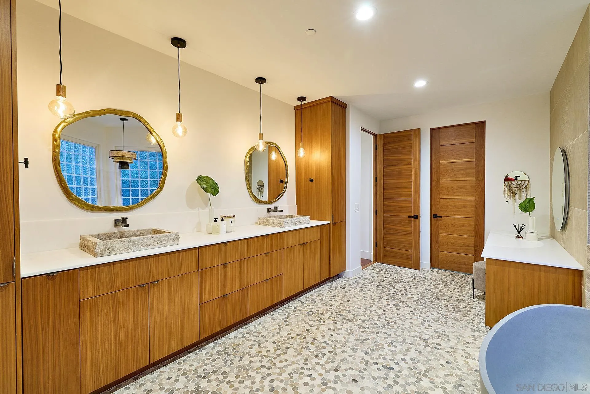 https://cdn.realtyfeed.com/cdn/127/250036008/71846d309255cdb8705d35e6a79f5089.webp