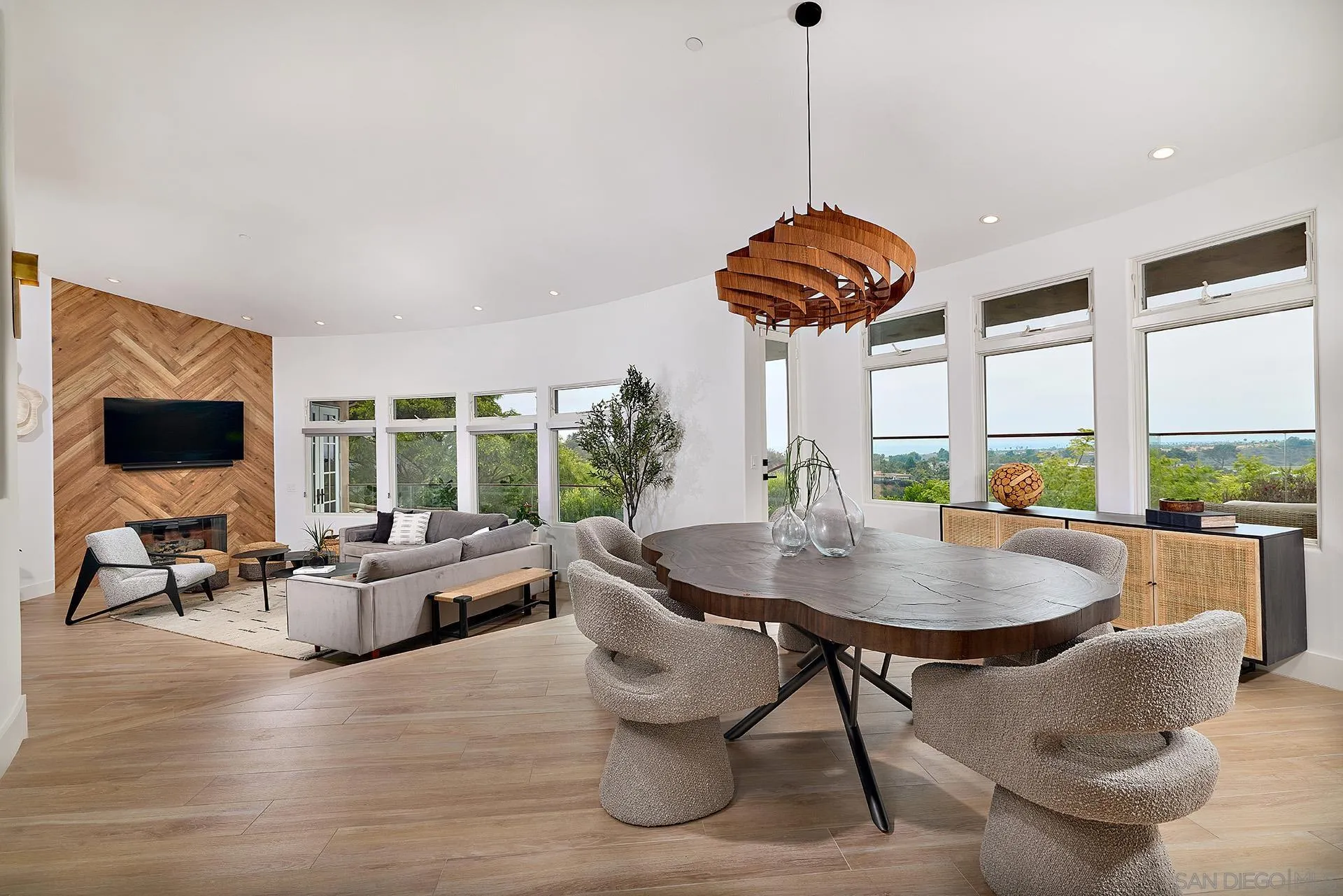 https://cdn.realtyfeed.com/cdn/127/250036008/fe3f7cb82d412aeb7ced1ffb07ec97ff.webp