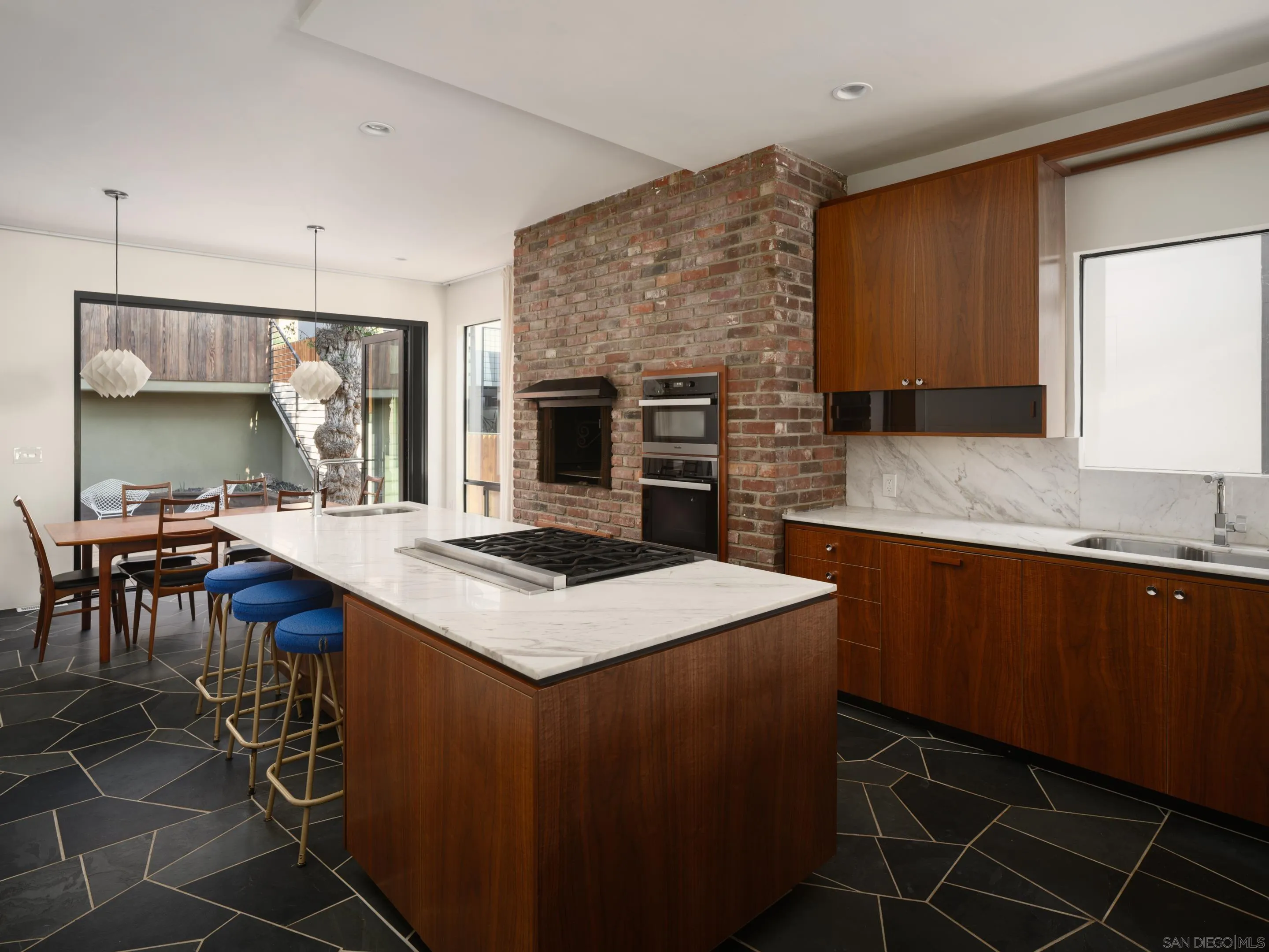 https://cdn.realtyfeed.com/cdn/127/250036010/42b5ef1c37f7467e1f1a29cf2f911829.webp