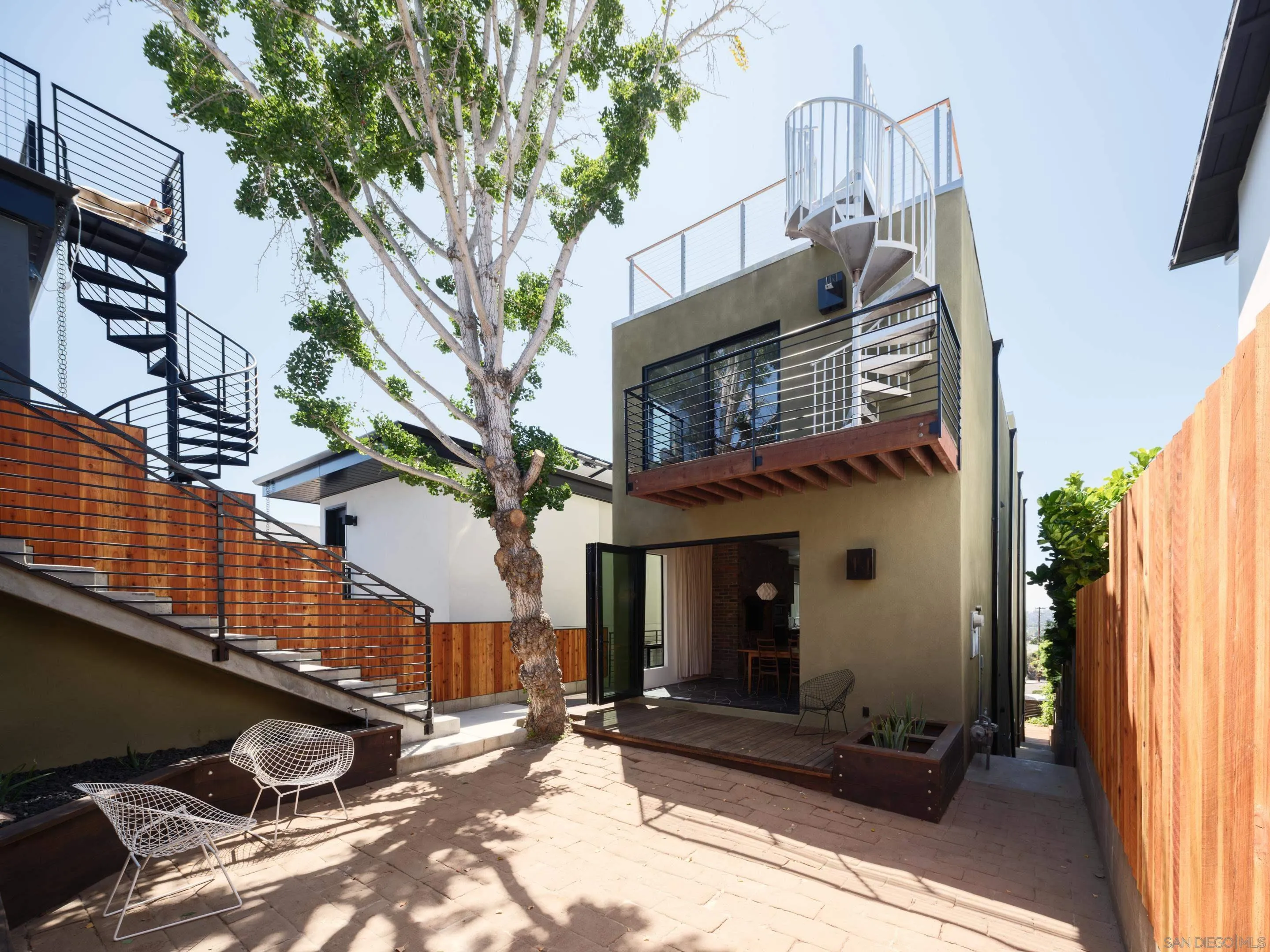 https://cdn.realtyfeed.com/cdn/127/250036010/53cf415f2a2e2f5b5fb1ef5fa8dd2f53.webp