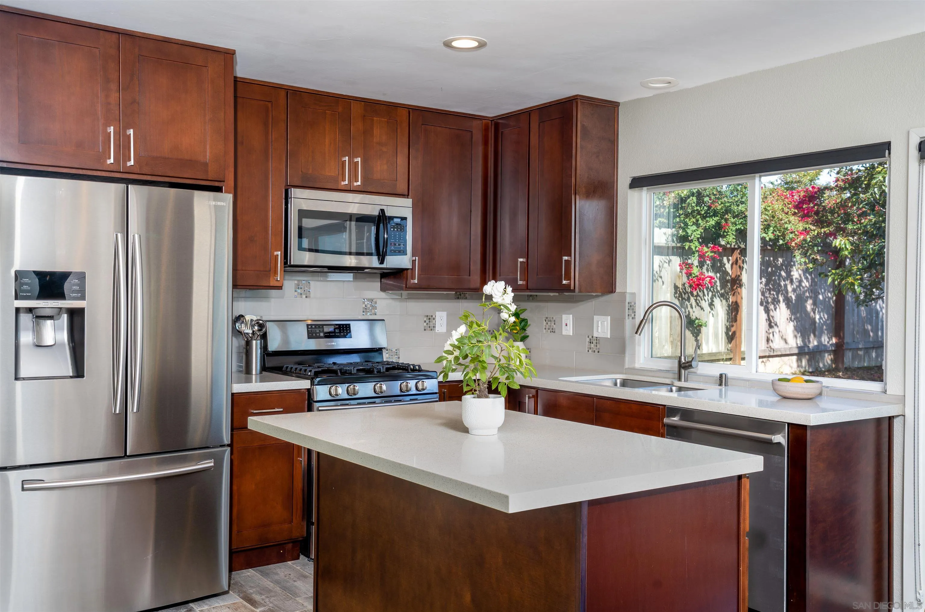 https://cdn.realtyfeed.com/cdn/127/250036024/0abefd726143c4e11f412e71af7f48bd.webp