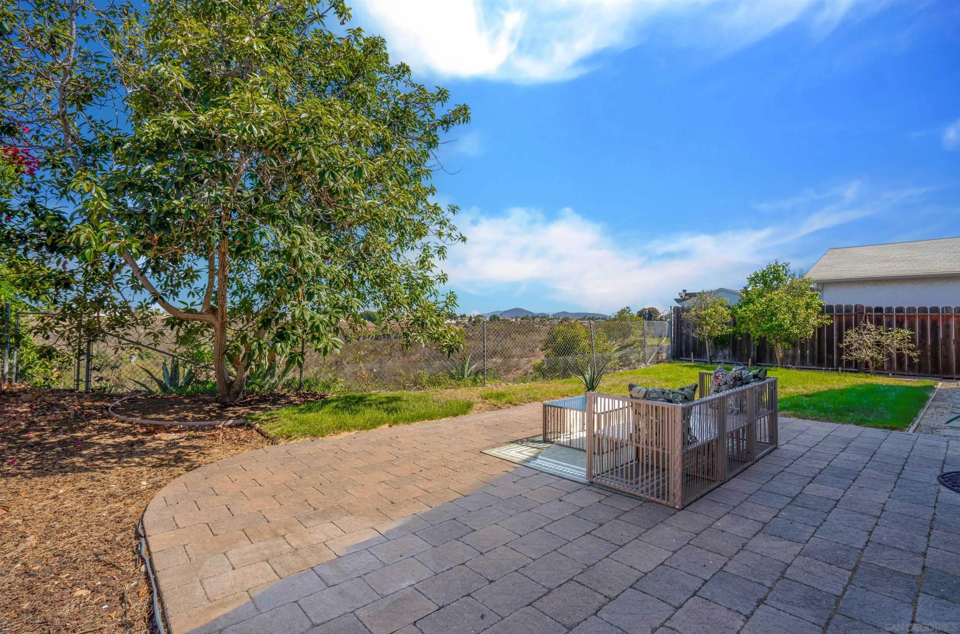 https://cdn.realtyfeed.com/cdn/127/250036024/8a08a106242e6d8b79bc496cebfe3eab.webp