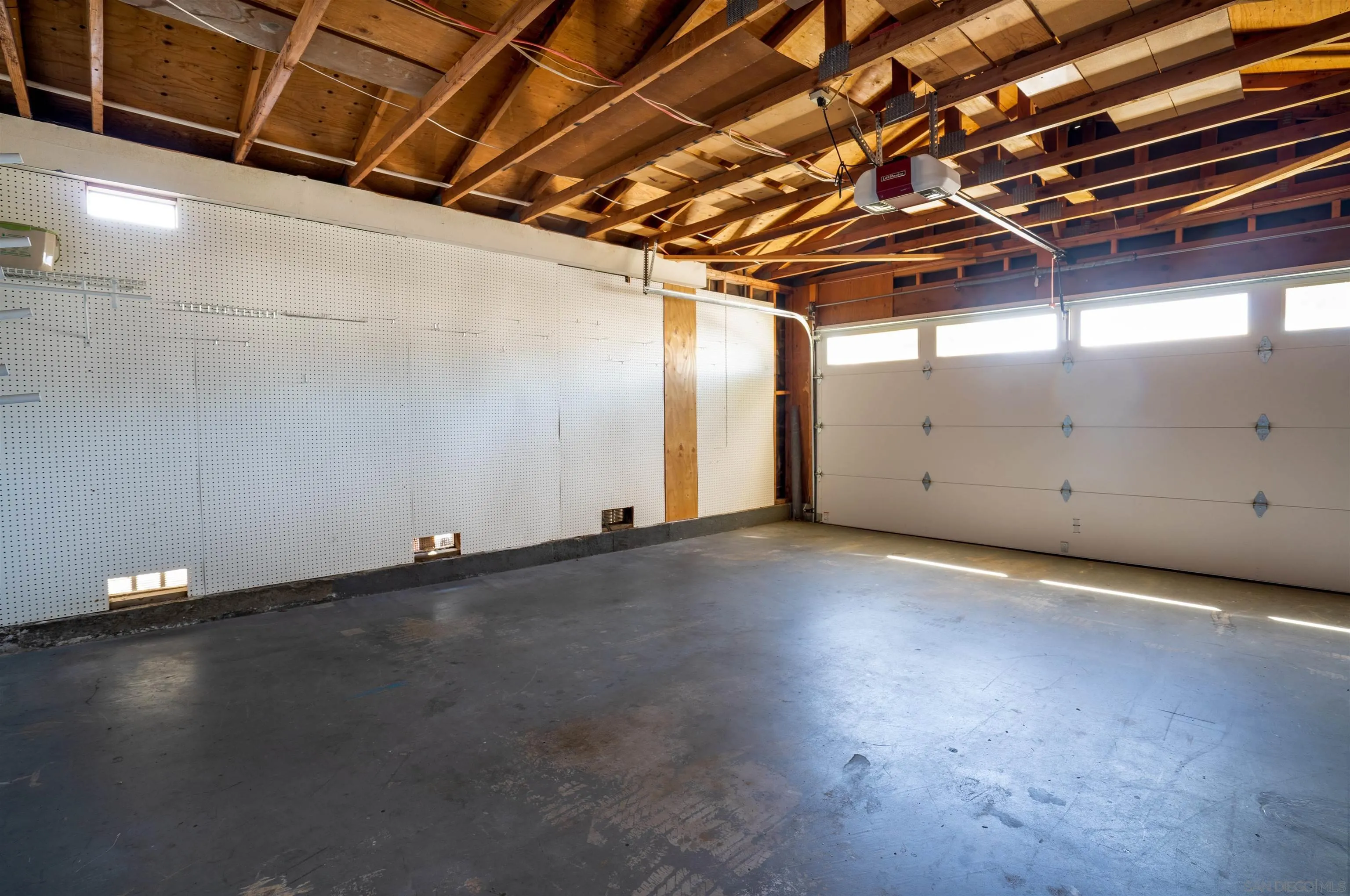https://cdn.realtyfeed.com/cdn/127/250036024/8f3acda65a823da0d36ad2d70fb637db.webp
