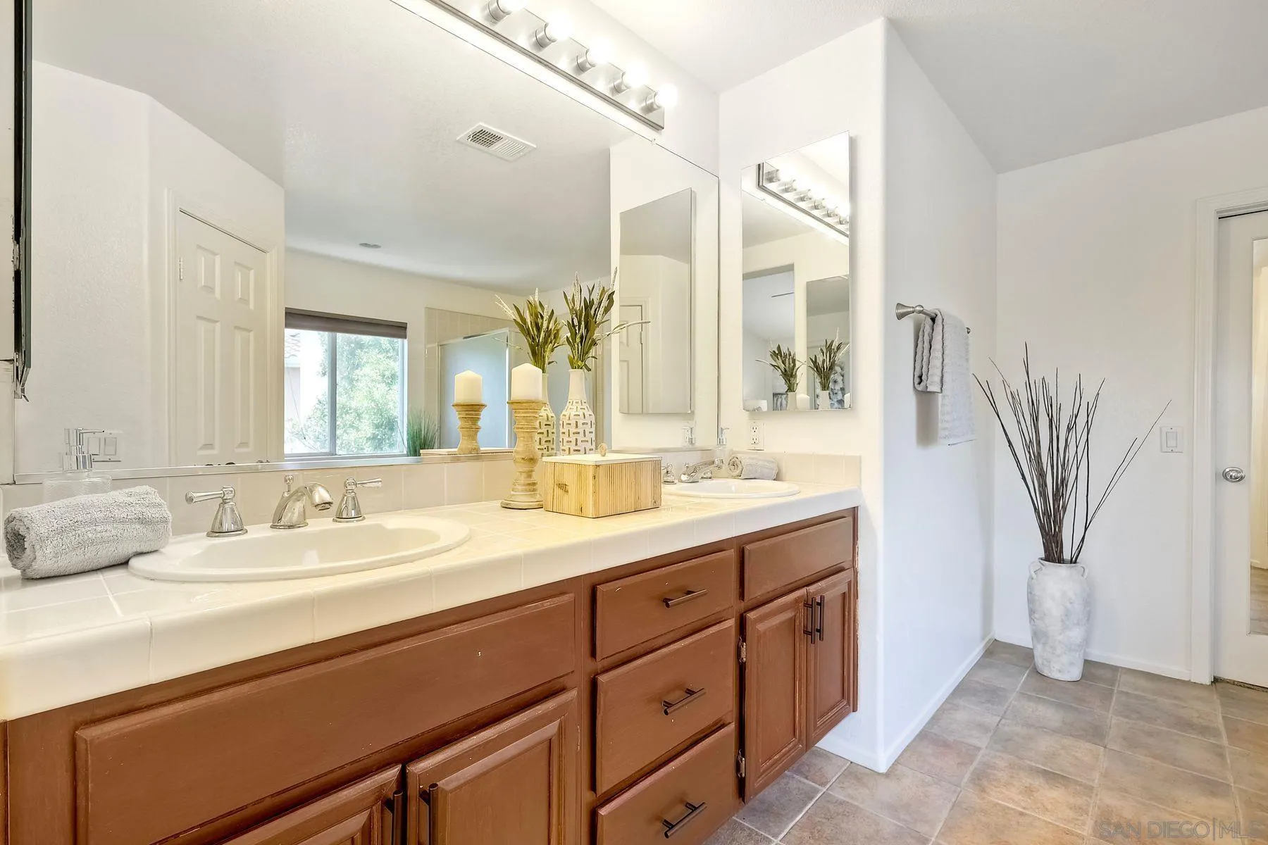 https://cdn.realtyfeed.com/cdn/127/250036045/1176b229f74c074ac0fd835d153e8ee4.webp