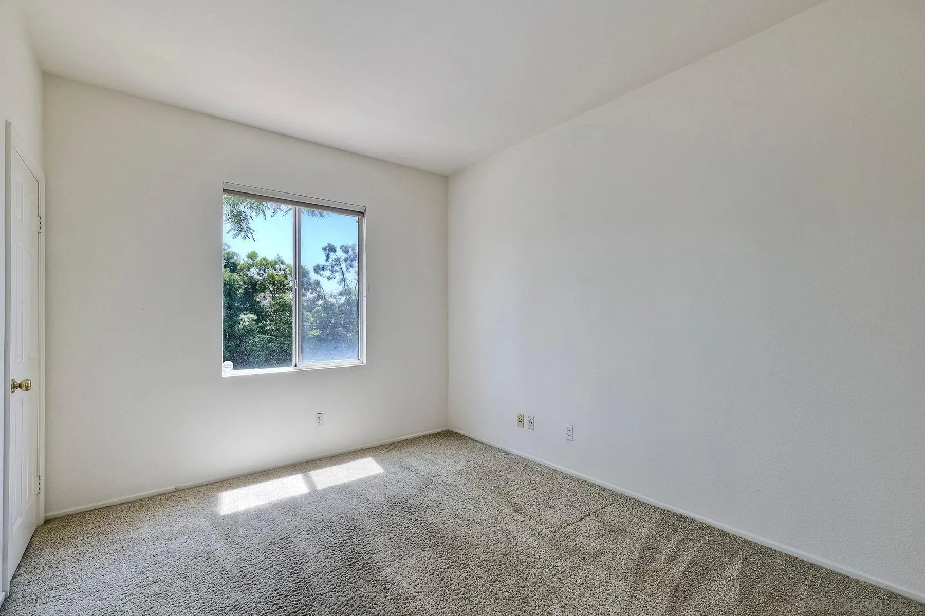 https://cdn.realtyfeed.com/cdn/127/250036045/73c5ecb6fd7ed064f2b568d8cf9c4a67.webp