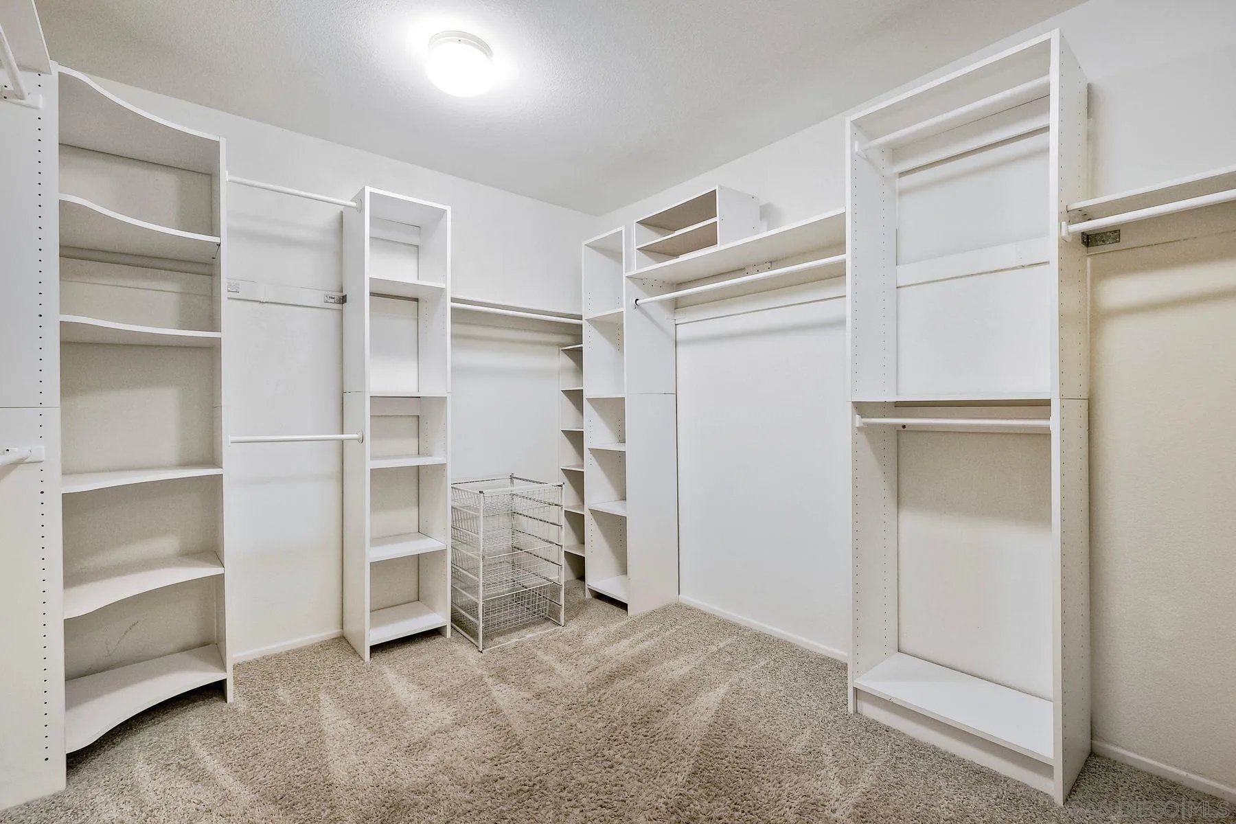 https://cdn.realtyfeed.com/cdn/127/250036045/7c7d730626058d5e999b3ba86bc30639.webp