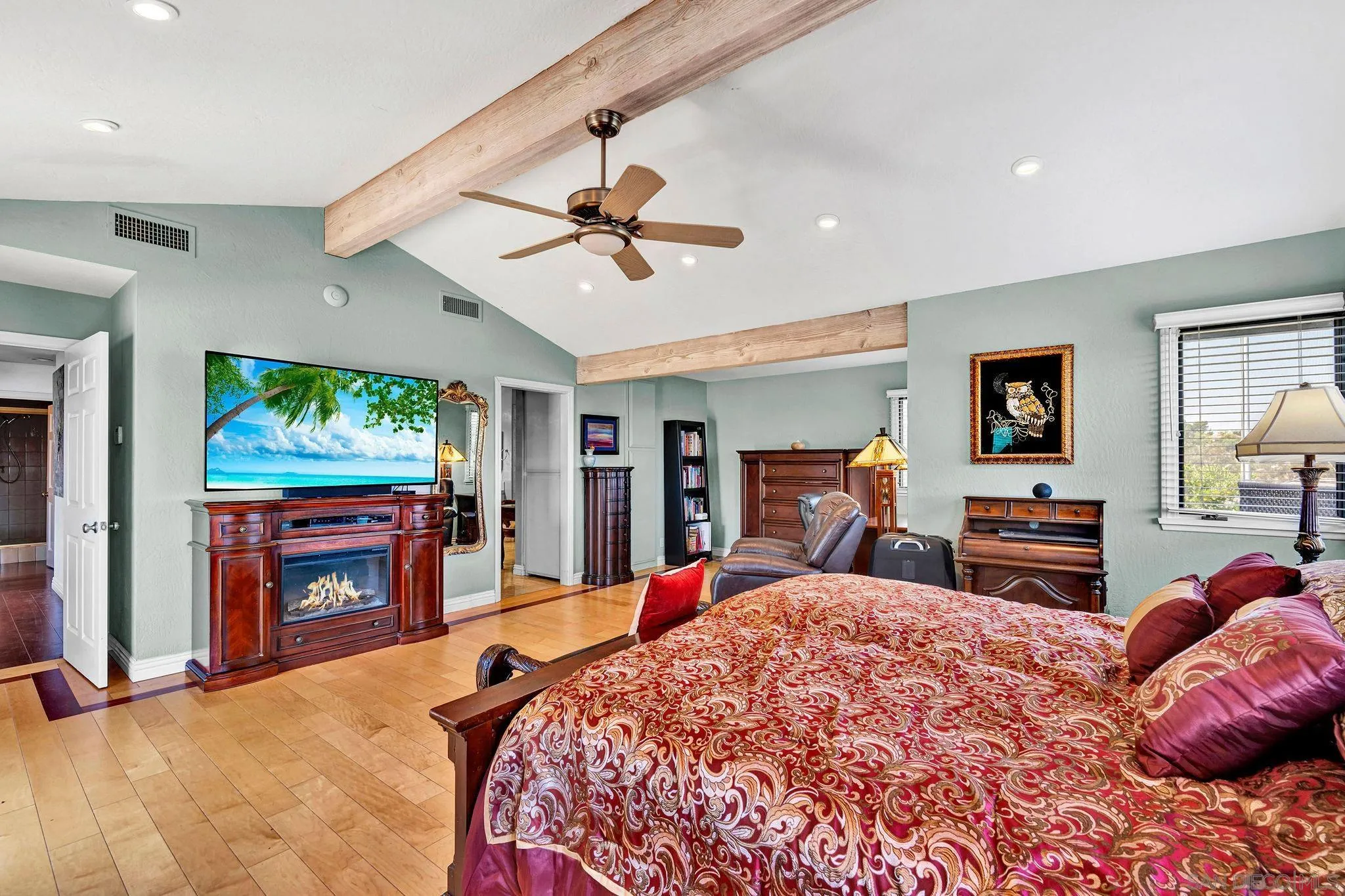 https://cdn.realtyfeed.com/cdn/127/250036064/652df8c272432d0eece38fc53f7076c1.webp