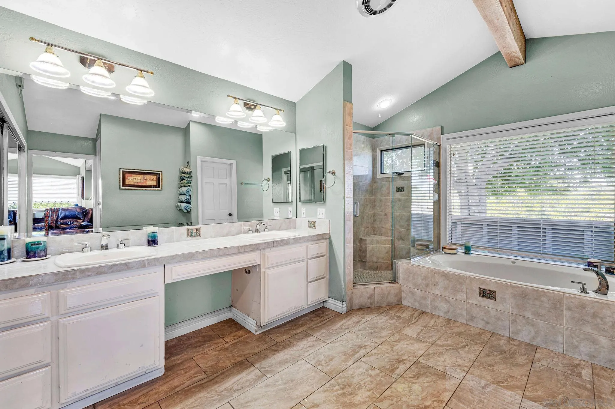https://cdn.realtyfeed.com/cdn/127/250036064/b9bd27e467ab6a145bdf3b84ebfee9c6.webp