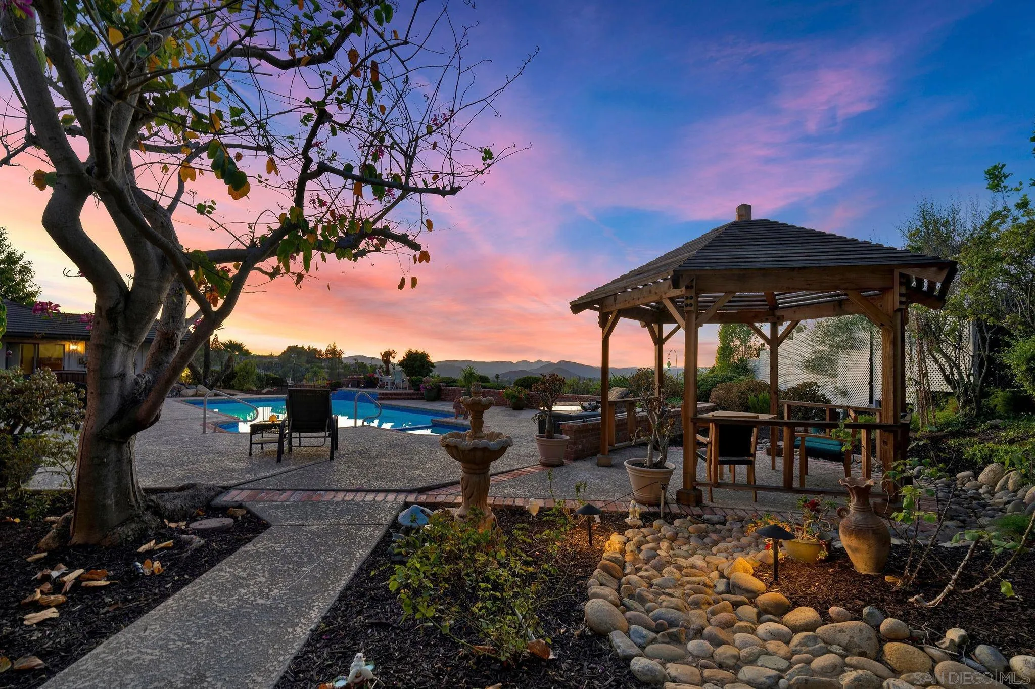 https://cdn.realtyfeed.com/cdn/127/250036064/e0191e1857d622613a43dbca97e7cdc6.webp