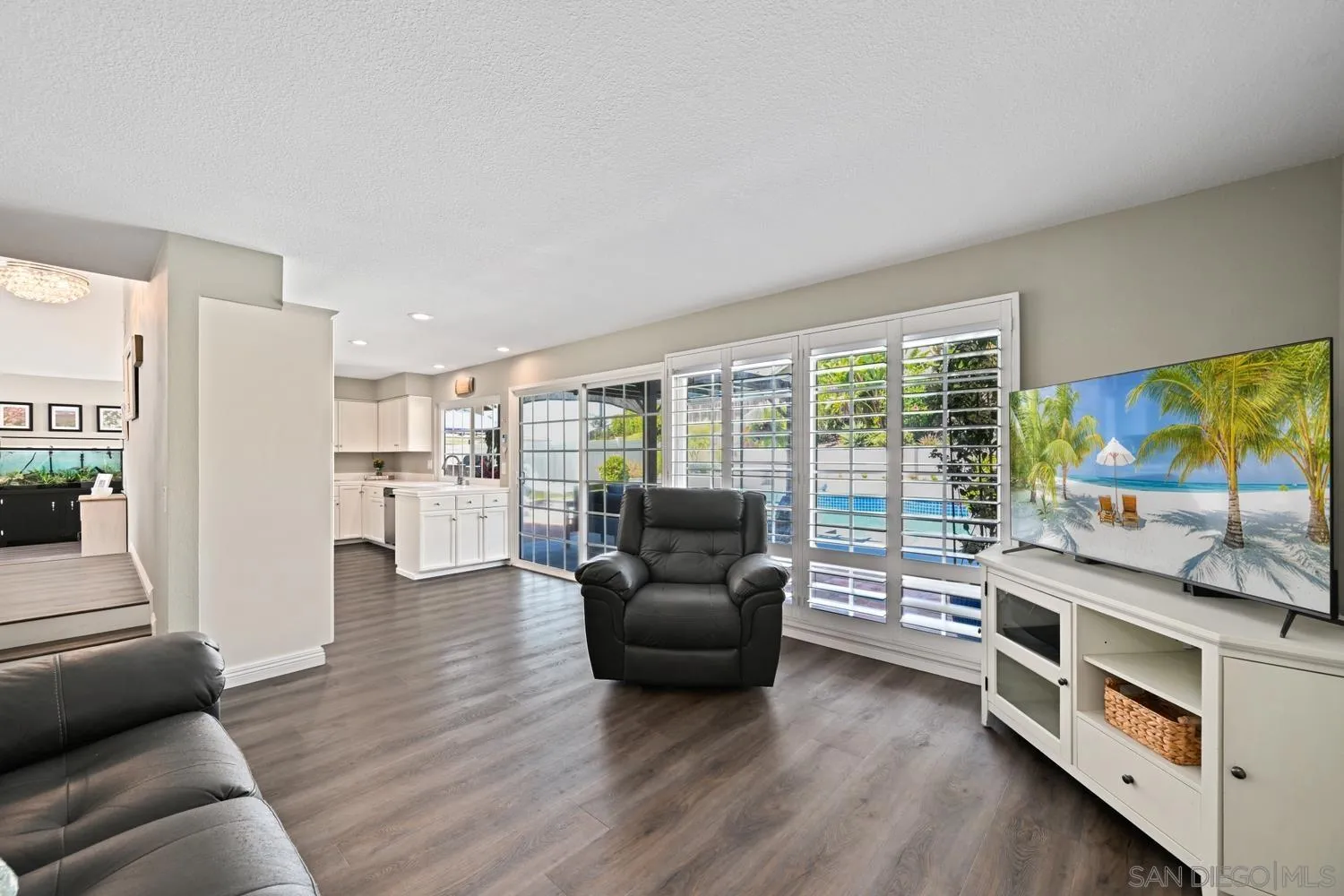 https://cdn.realtyfeed.com/cdn/127/250036074/81a8aa840f7b77fe686af5ec41c5c87f.webp