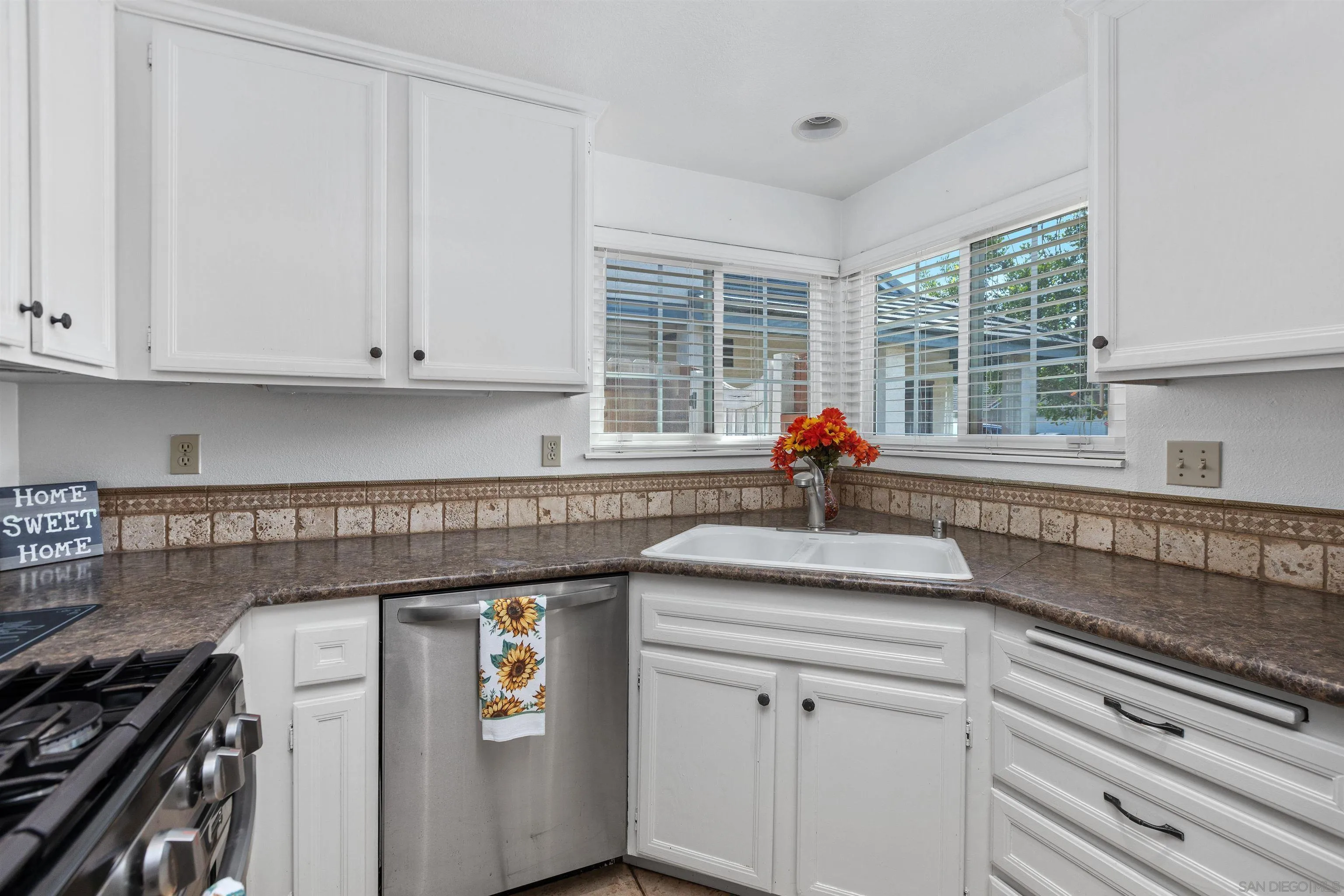 https://cdn.realtyfeed.com/cdn/127/250036080/8f7faec50cd43b4987d7807a18dab7e9.webp