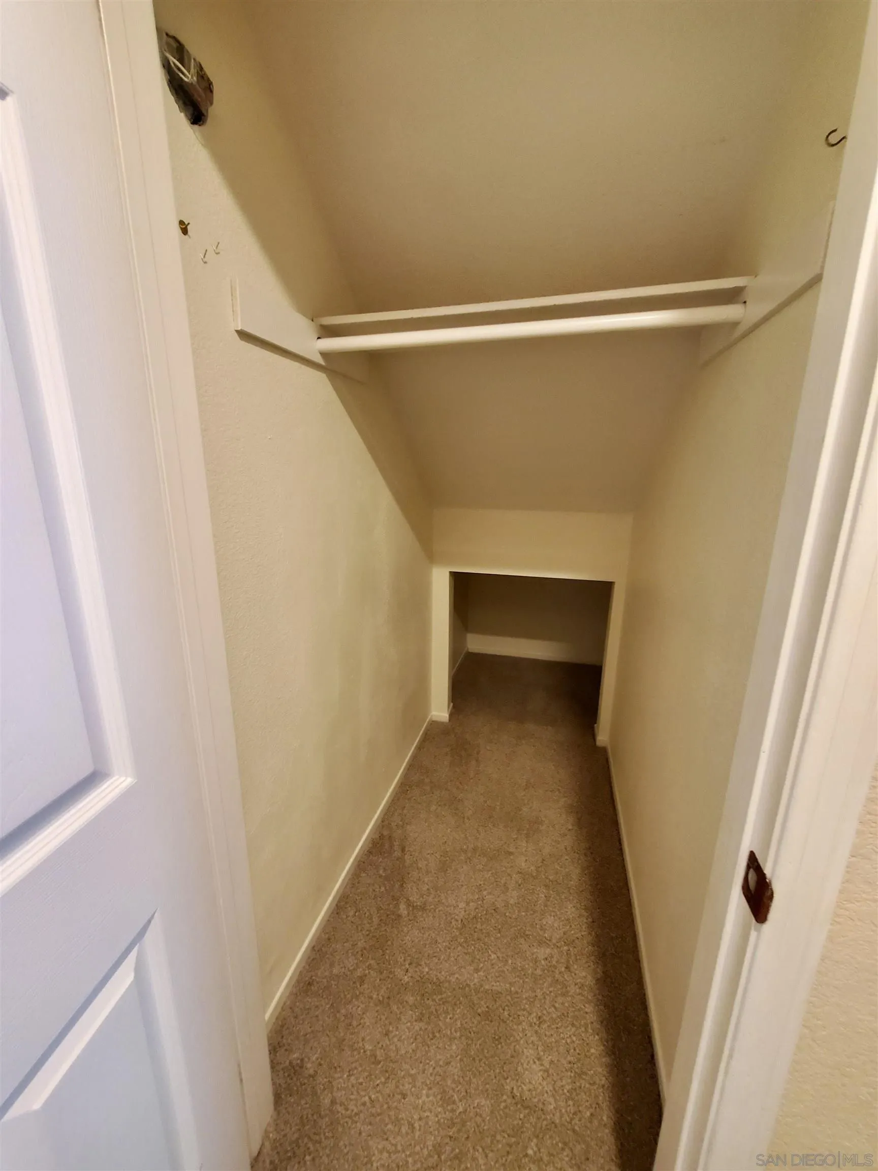 https://cdn.realtyfeed.com/cdn/127/250036102/ccd2dfb004d8237c740252ec7f3c0e34.webp