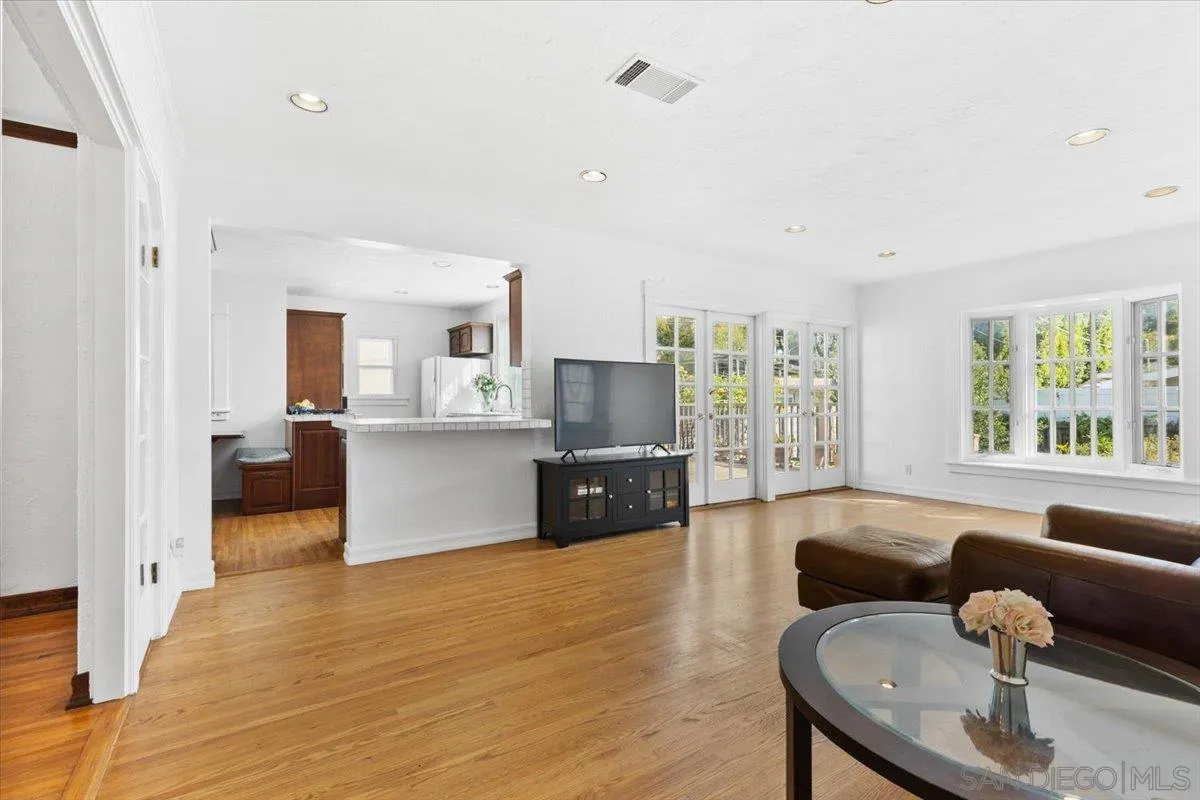 https://cdn.realtyfeed.com/cdn/127/250036112/3c84b3eb8b6f95769f76335ad3f01ef7.webp