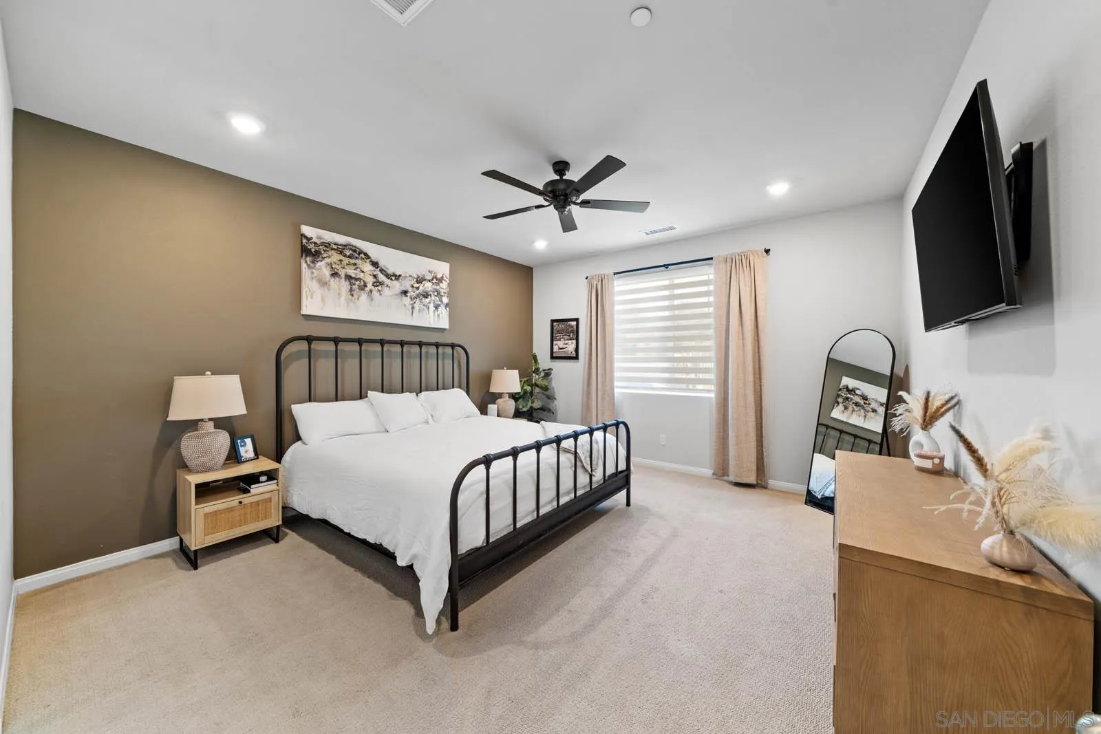 https://cdn.realtyfeed.com/cdn/127/250036127/c46cc1db6ffe52bcd239a4d1749afe8f.webp