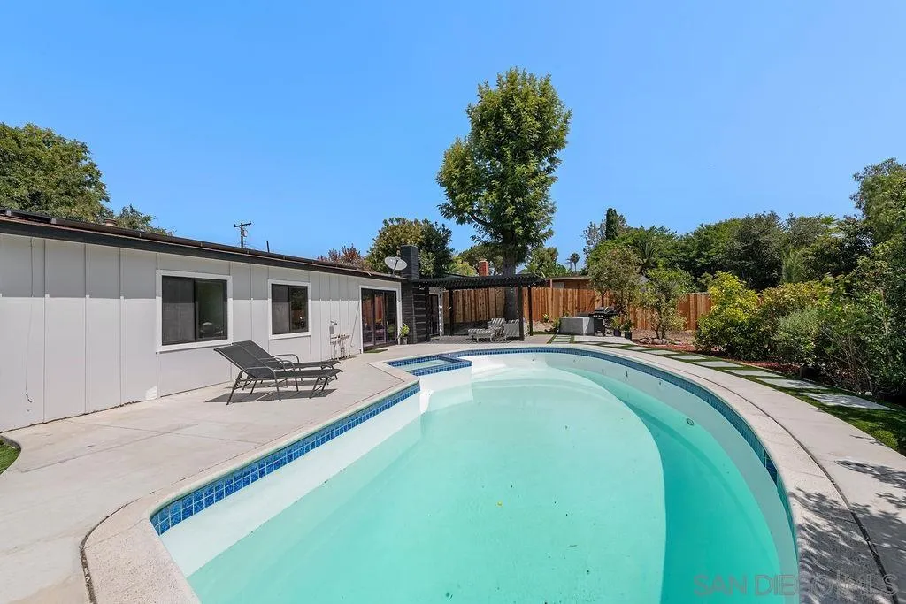 https://cdn.realtyfeed.com/cdn/127/250036137/84dcfdee2d00308161df3288b4d880fe.webp