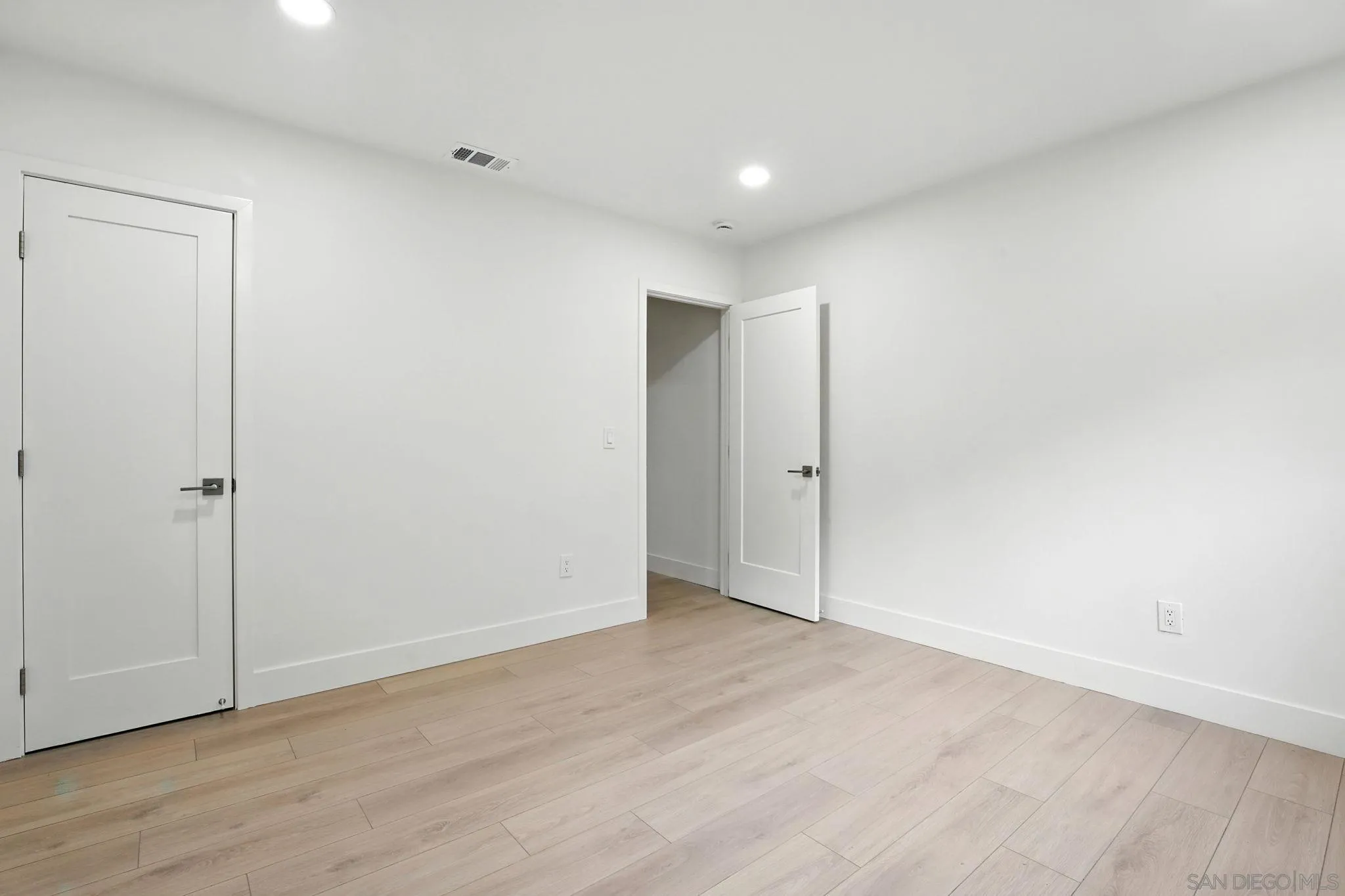 https://cdn.realtyfeed.com/cdn/127/250036141/b5f85d677418ed69d3149024ad107efc.webp