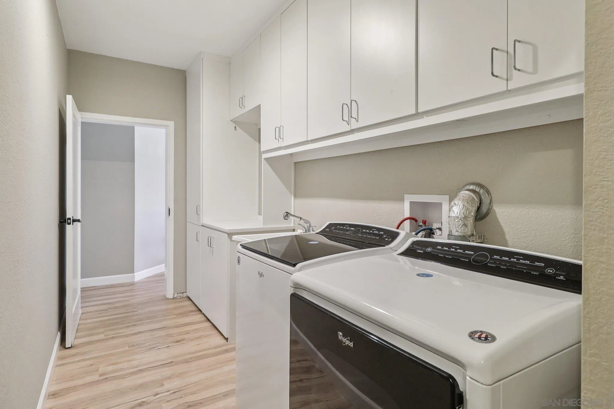 https://cdn.realtyfeed.com/cdn/127/250036142/4eb3d53f05e02d15f242be57049babef.webp