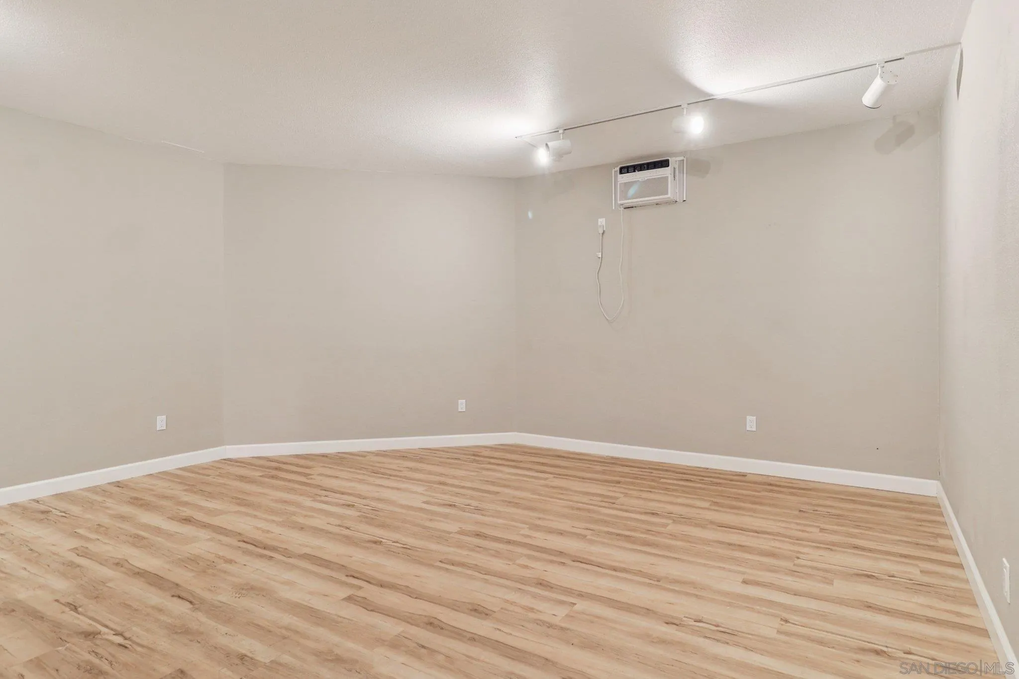 https://cdn.realtyfeed.com/cdn/127/250036142/526ce799b3a99be8e365f74942b9b1a6.webp