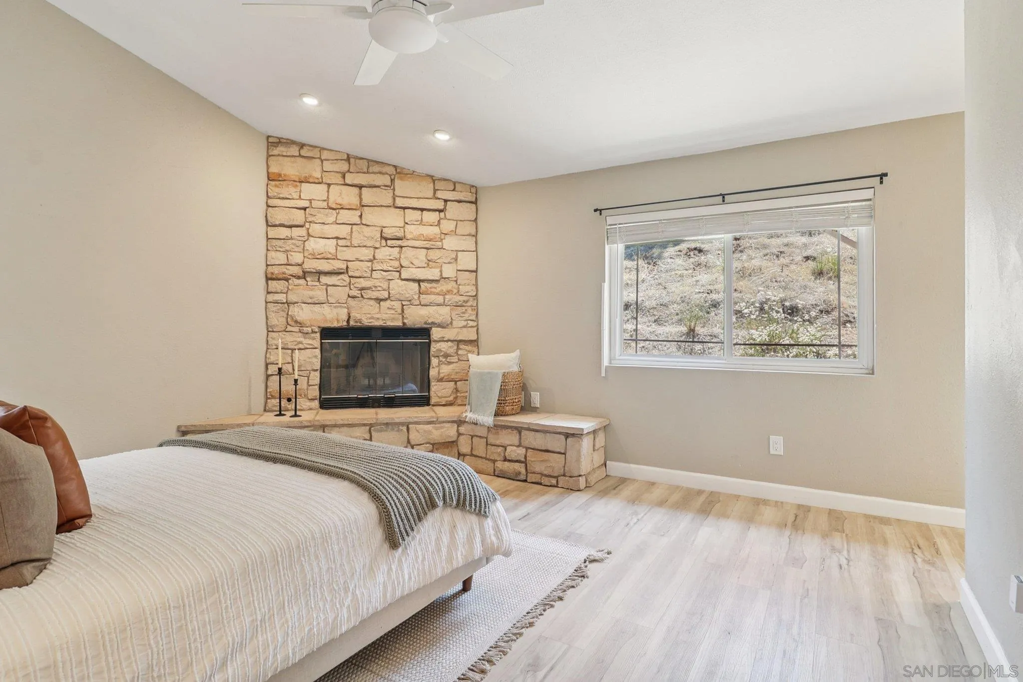 https://cdn.realtyfeed.com/cdn/127/250036142/7c651be858476e67aa7fd6f6b020d480.webp