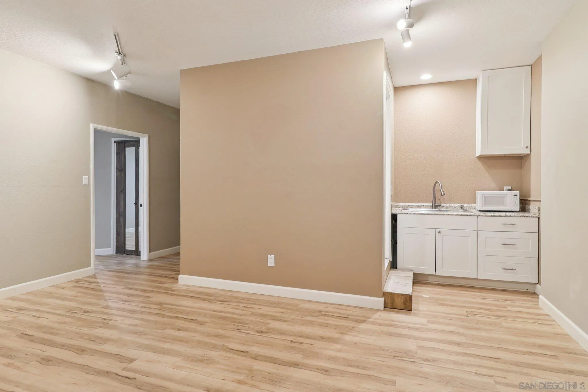 https://cdn.realtyfeed.com/cdn/127/250036142/be60b28f10154f0c77ed6e329b13c778.webp