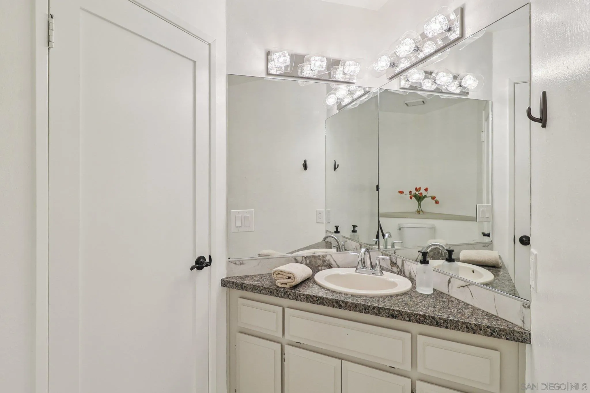 https://cdn.realtyfeed.com/cdn/127/250036142/ee5d3eb90a8ecfcb64c22cee2a0254b6.webp