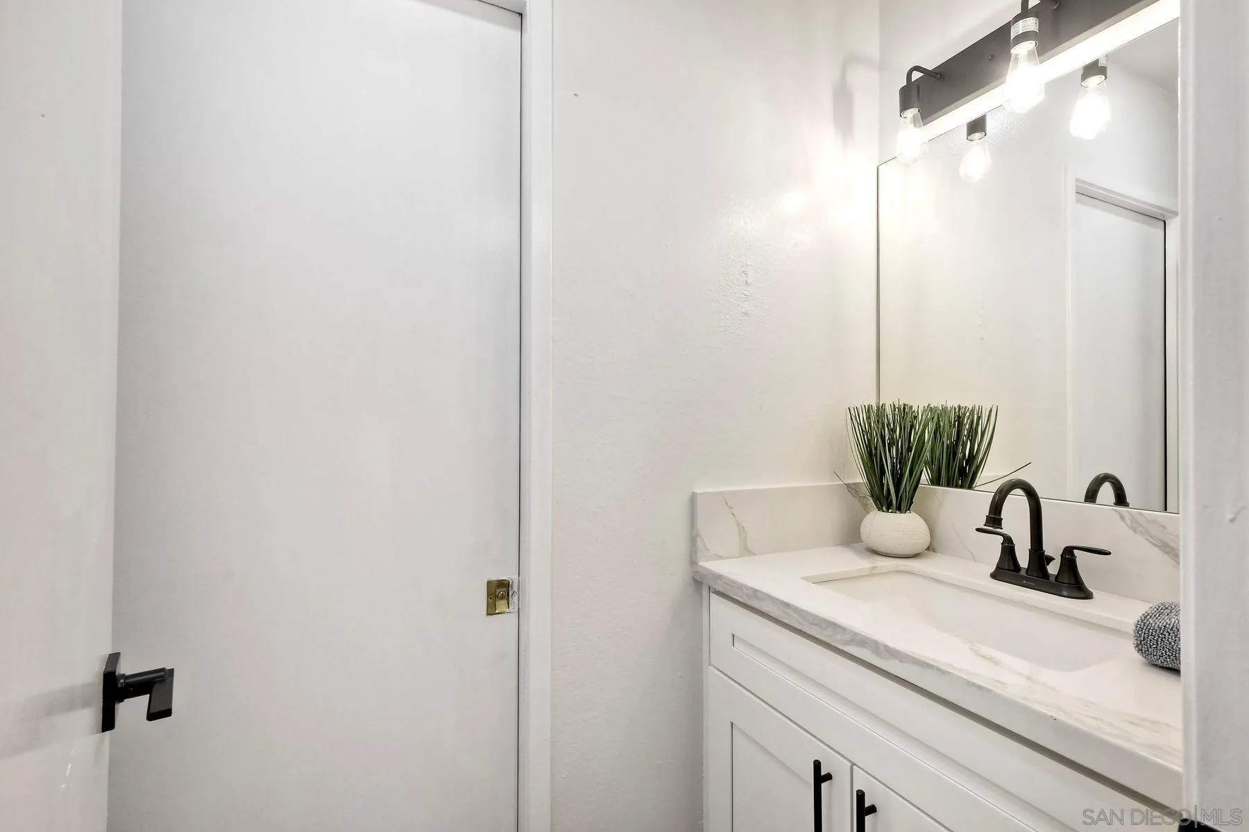https://cdn.realtyfeed.com/cdn/127/250036144/a902b92e65acf5c17aafa471dd5f2b96.webp