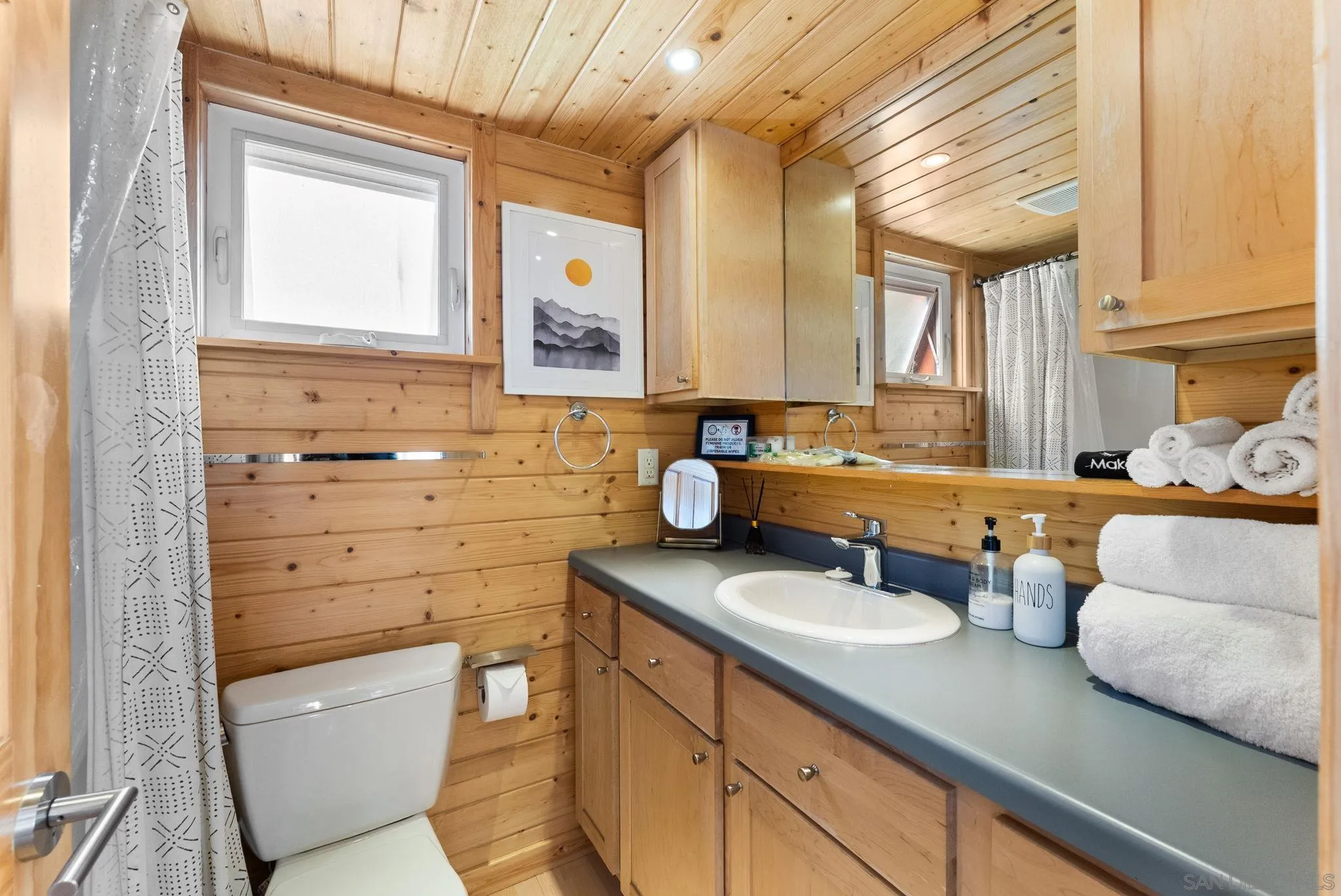 https://cdn.realtyfeed.com/cdn/127/250036147/f9596f2f071b442945c72badec304688.webp