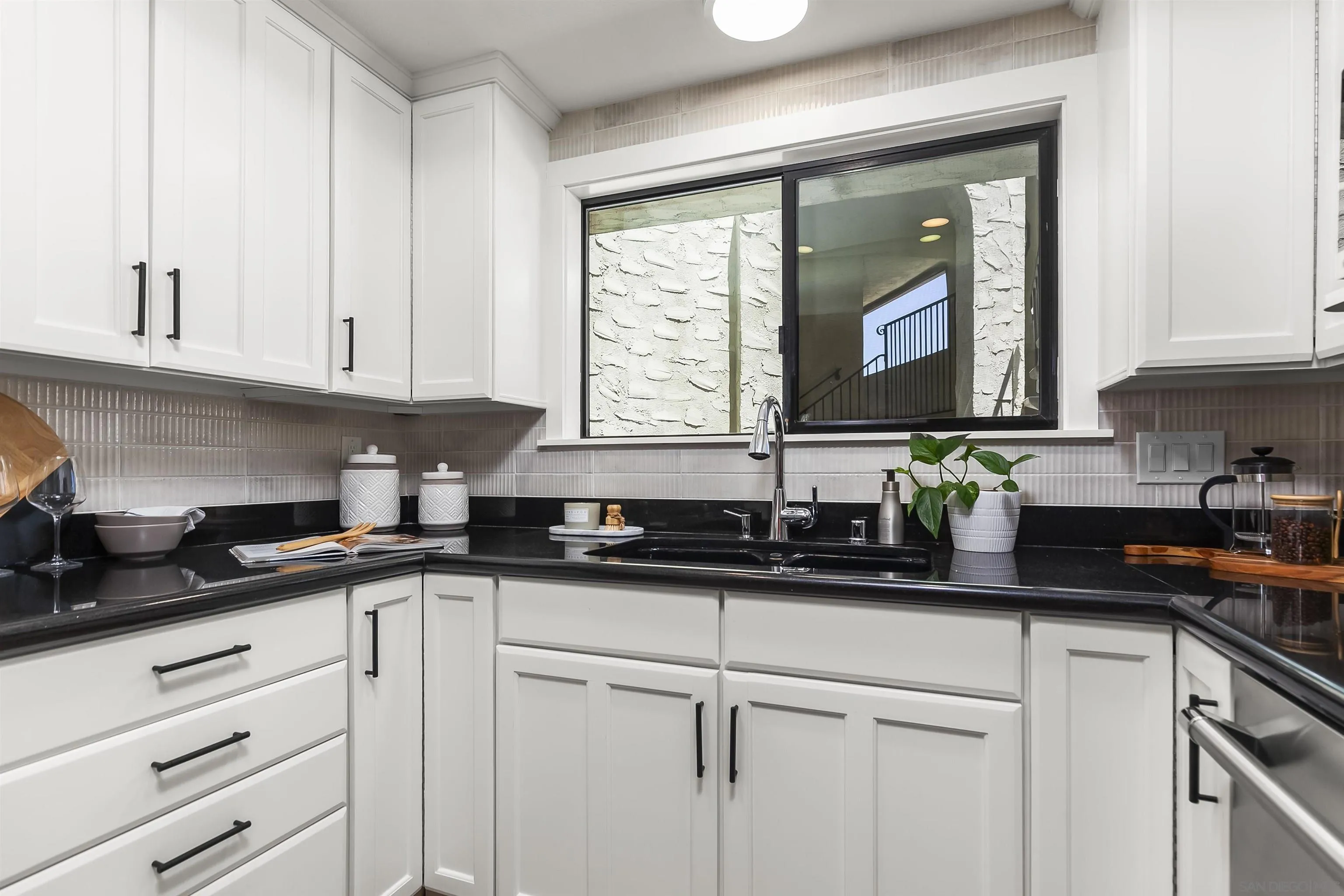 https://cdn.realtyfeed.com/cdn/127/250036159/fe9ded2b5bc4374b5d6ff56e6d15d9f0.webp