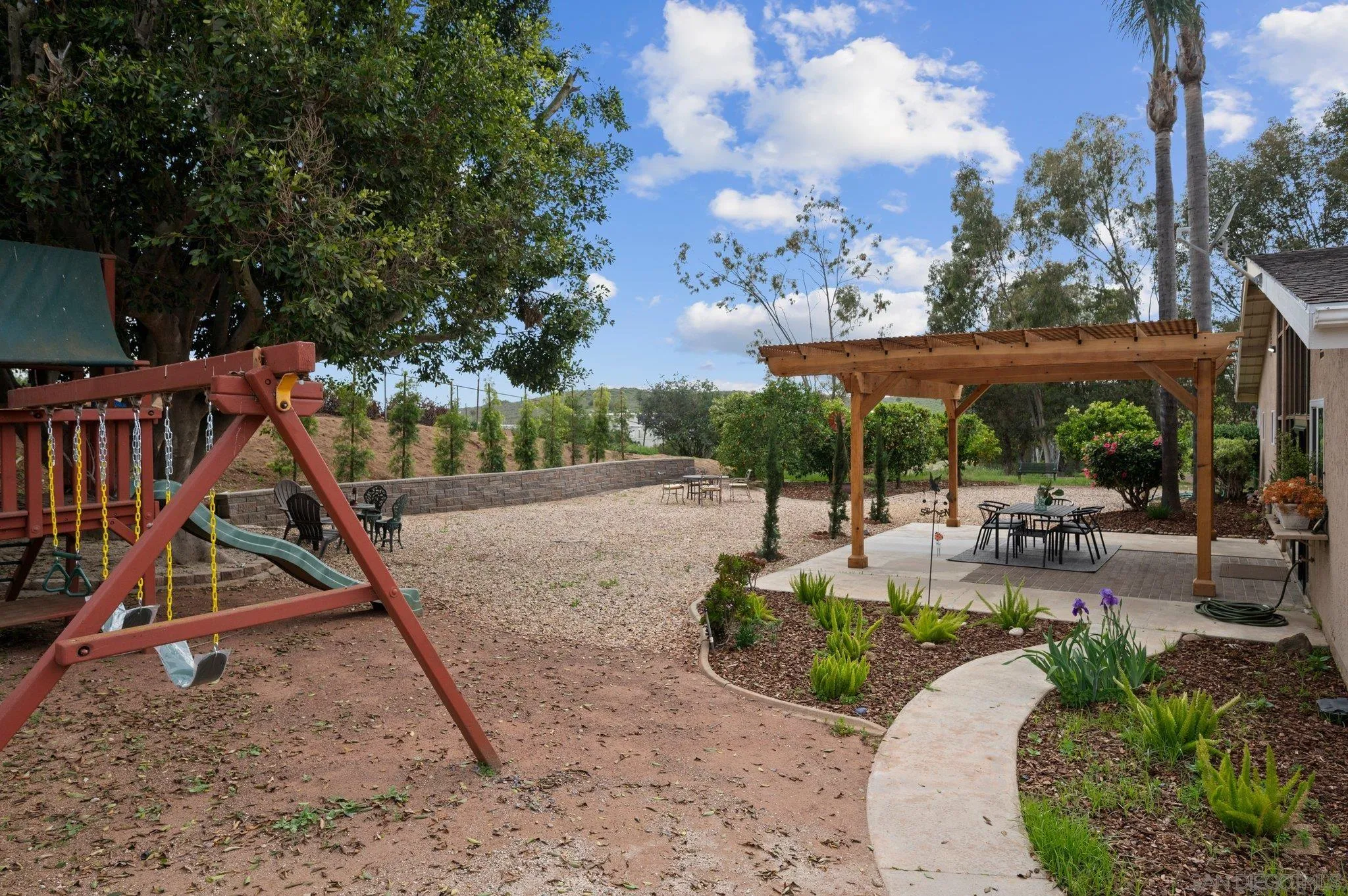 https://cdn.realtyfeed.com/cdn/127/250036176/f250b205acda2d82d2d995cc2b39317d.webp