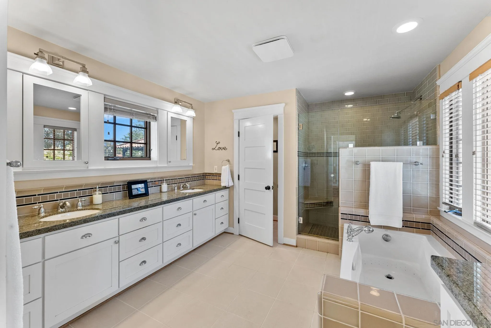 https://cdn.realtyfeed.com/cdn/127/250036205/7d815cf48c2a2bf5e9639727a6dc8f74.webp
