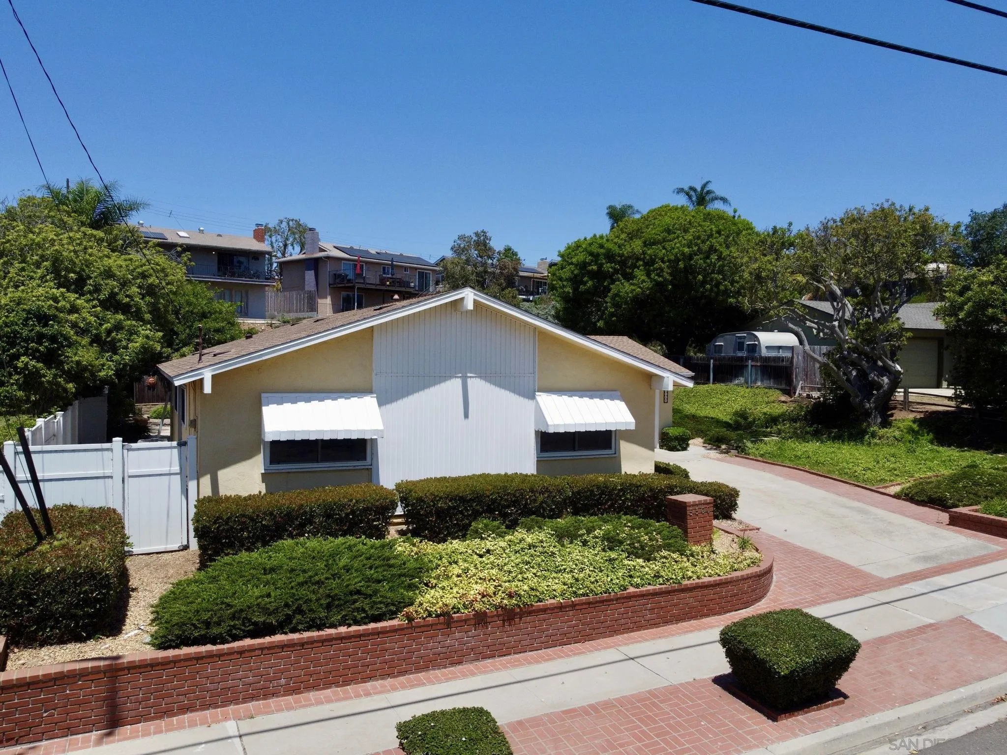 https://cdn.realtyfeed.com/cdn/127/250036229/fbade1e7fbe071b1b1094aea352b2b7a.webp