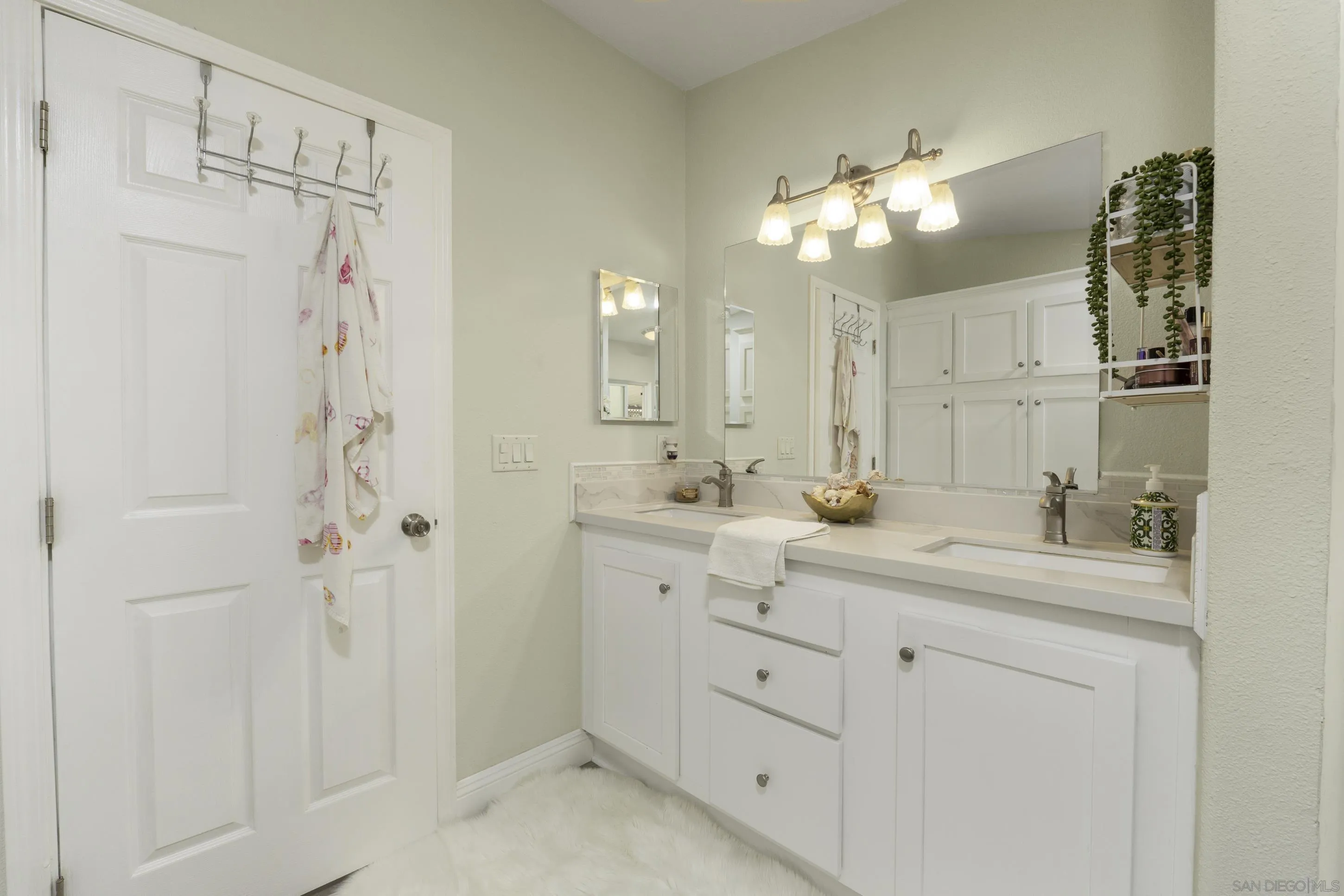 https://cdn.realtyfeed.com/cdn/127/250036232/ced714ded5f0c762f21b8c57016a22c0.webp
