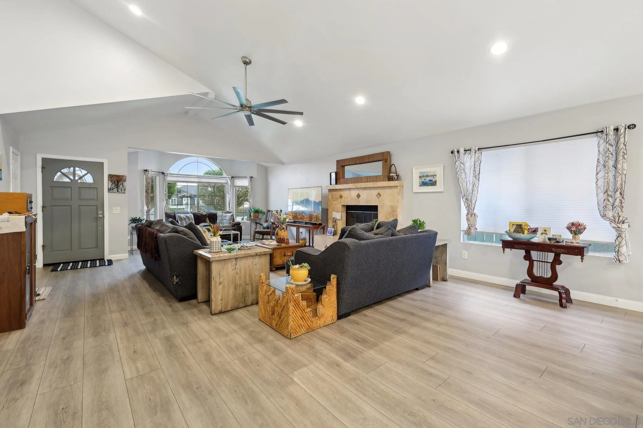 https://cdn.realtyfeed.com/cdn/127/250036243/750cb6f0a9360eb99f878b4da810da43.webp