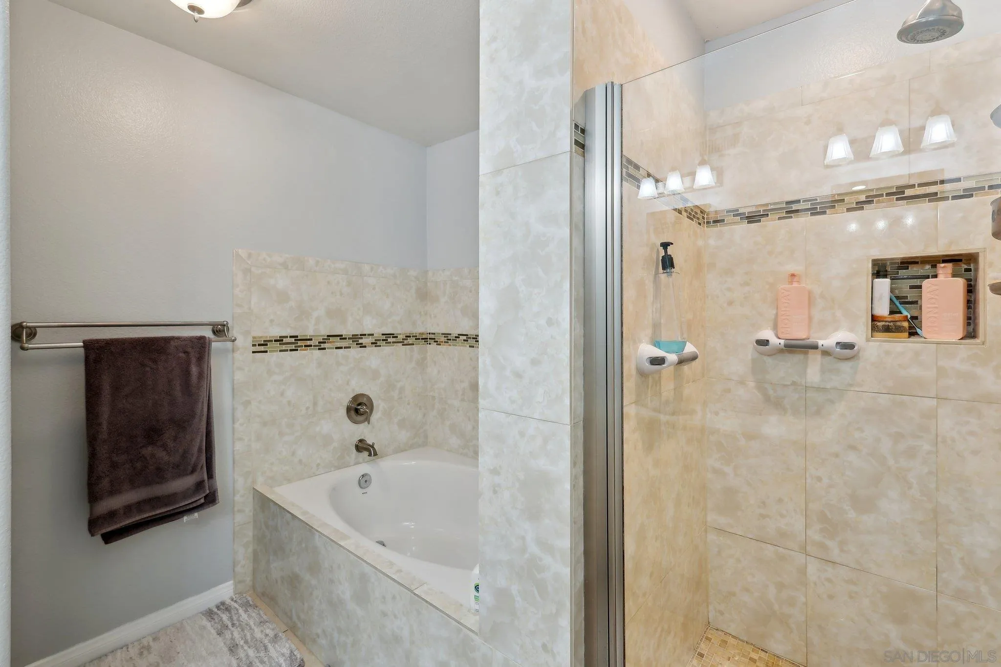 https://cdn.realtyfeed.com/cdn/127/250036243/a0f9ec1b85c8d566d7a8bce9c2282f4f.webp