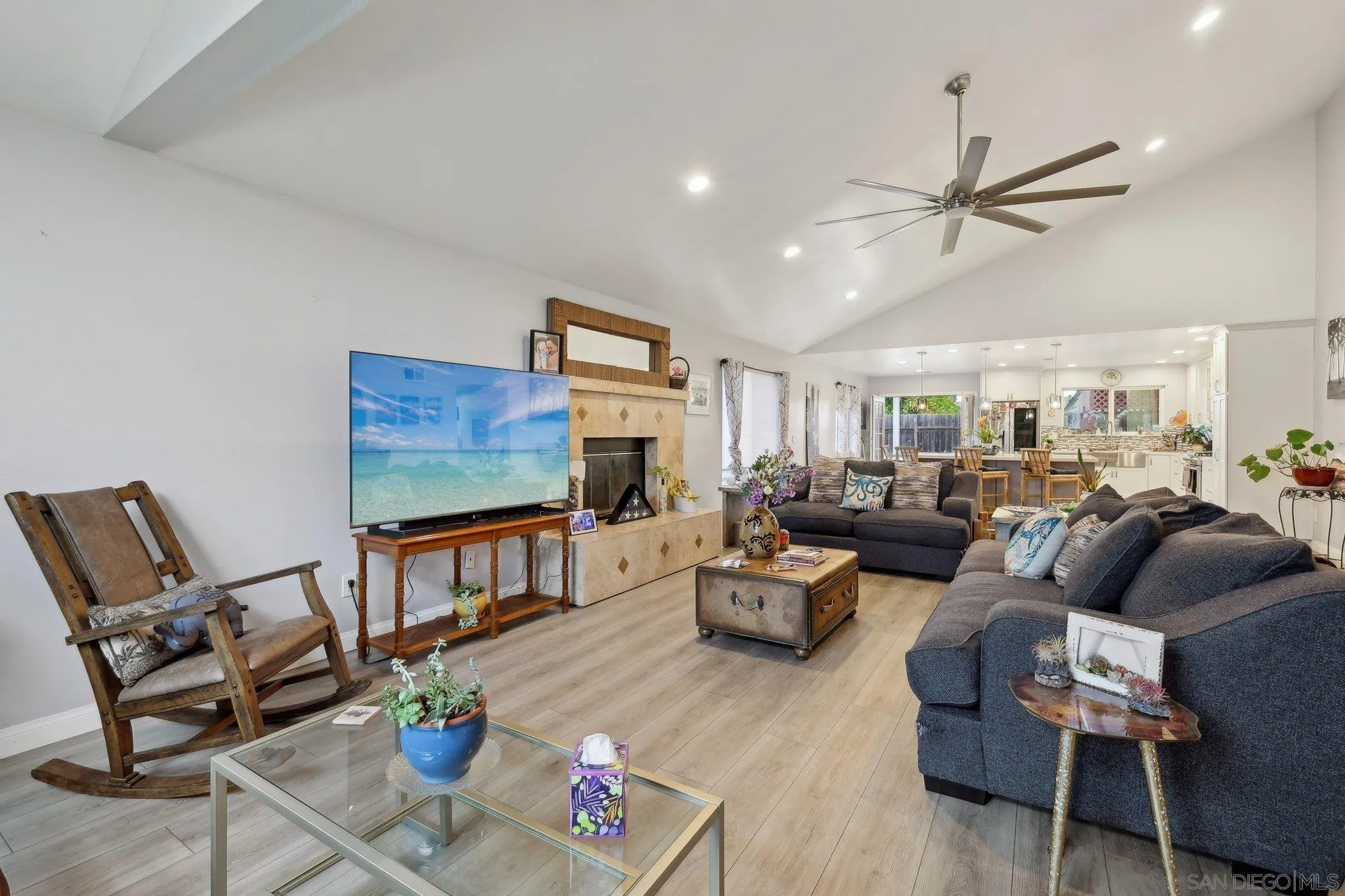 https://cdn.realtyfeed.com/cdn/127/250036243/bf0aef9d8b7244cd35b93a58ab5ec36f.webp