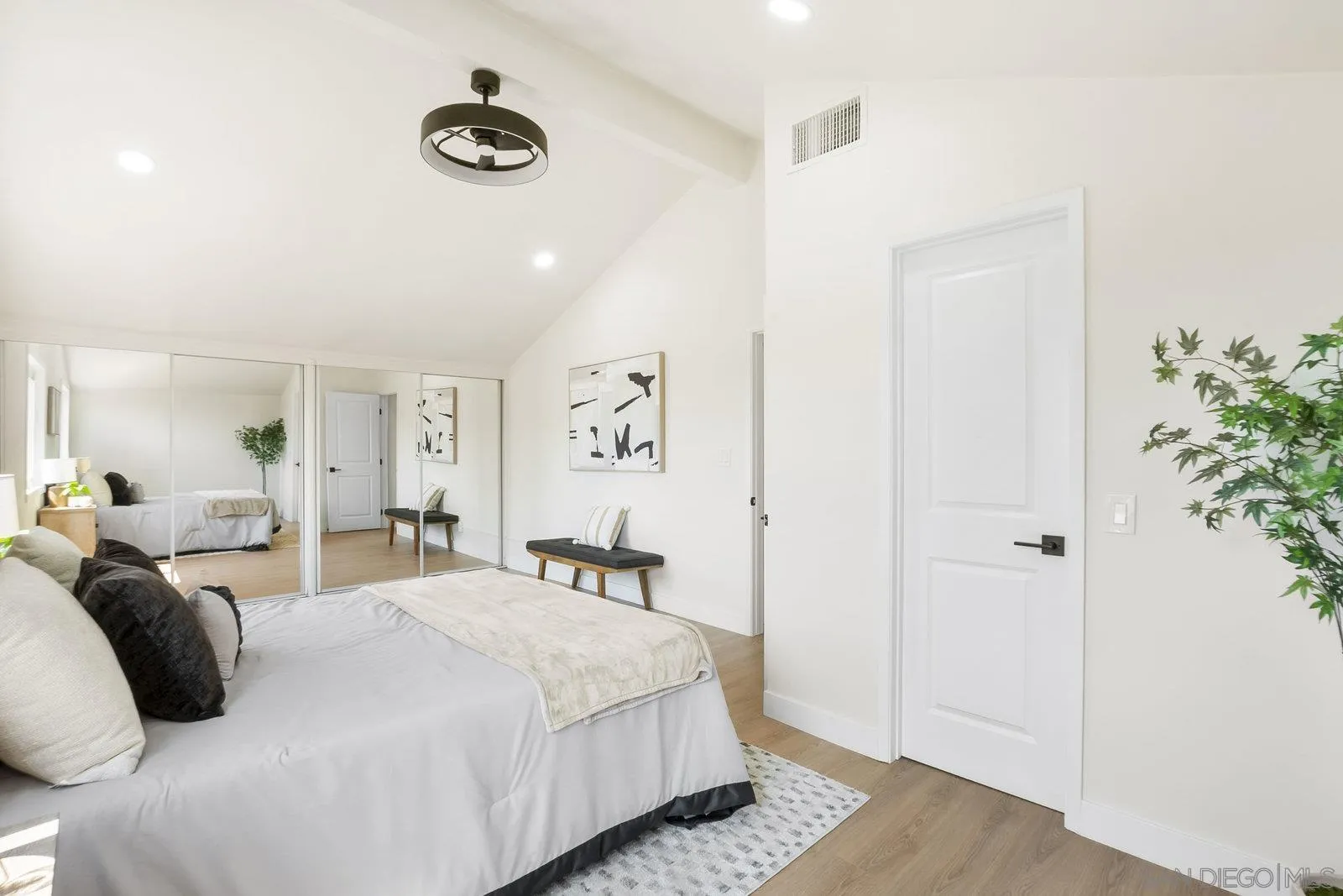 https://cdn.realtyfeed.com/cdn/127/250036246/34b827dc36023d2bc407e73ab14ae6c2.webp