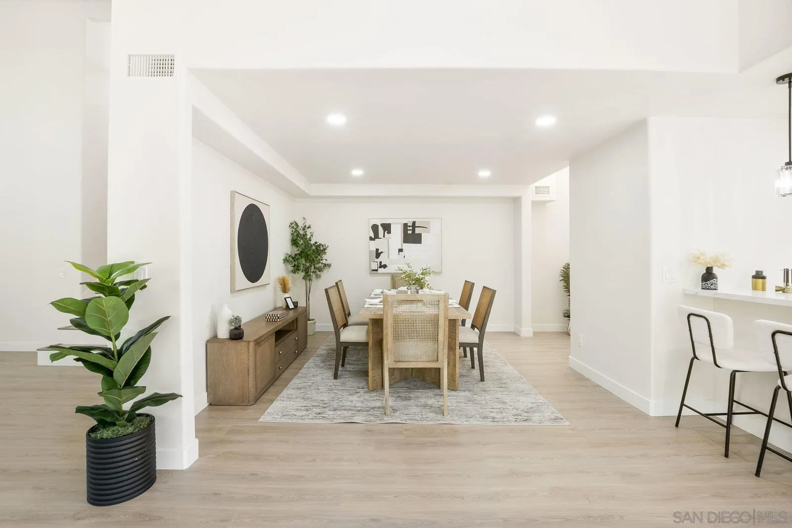 https://cdn.realtyfeed.com/cdn/127/250036246/35b17b9a663796bad95d2644193b884b.webp