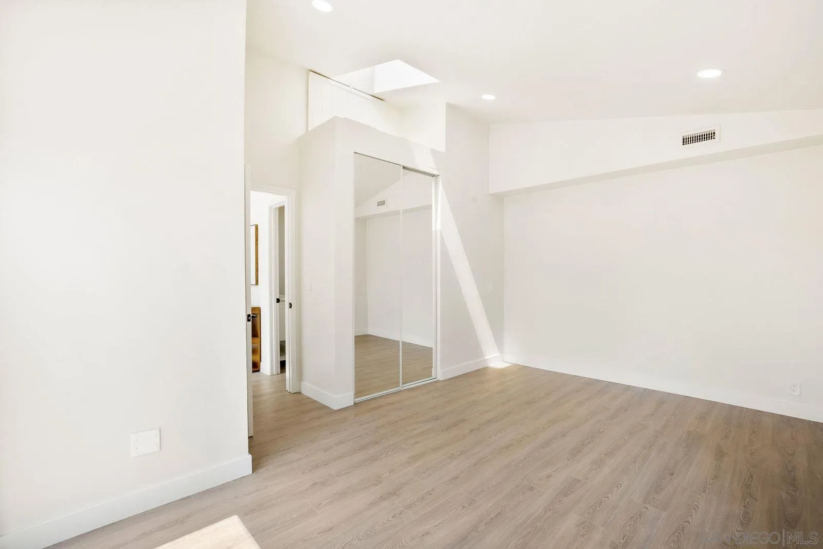 https://cdn.realtyfeed.com/cdn/127/250036246/43cdf180fdde7c33216b95cec65de430.webp