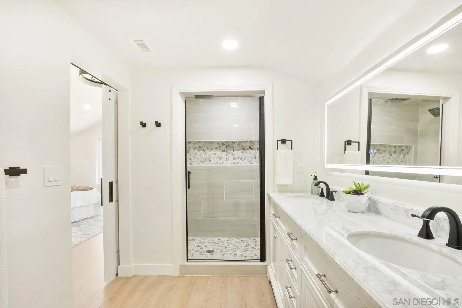 https://cdn.realtyfeed.com/cdn/127/250036246/624a2d6d3e38d233f4ea2e8cd3f6fc84.webp