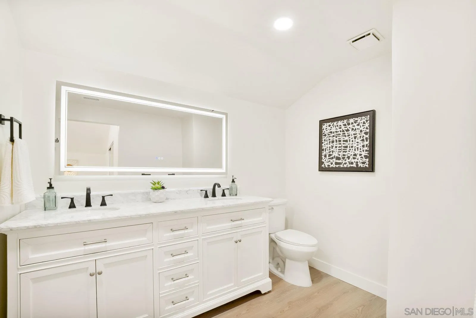 https://cdn.realtyfeed.com/cdn/127/250036246/a3eacea46c0304e760b06959782f152a.webp